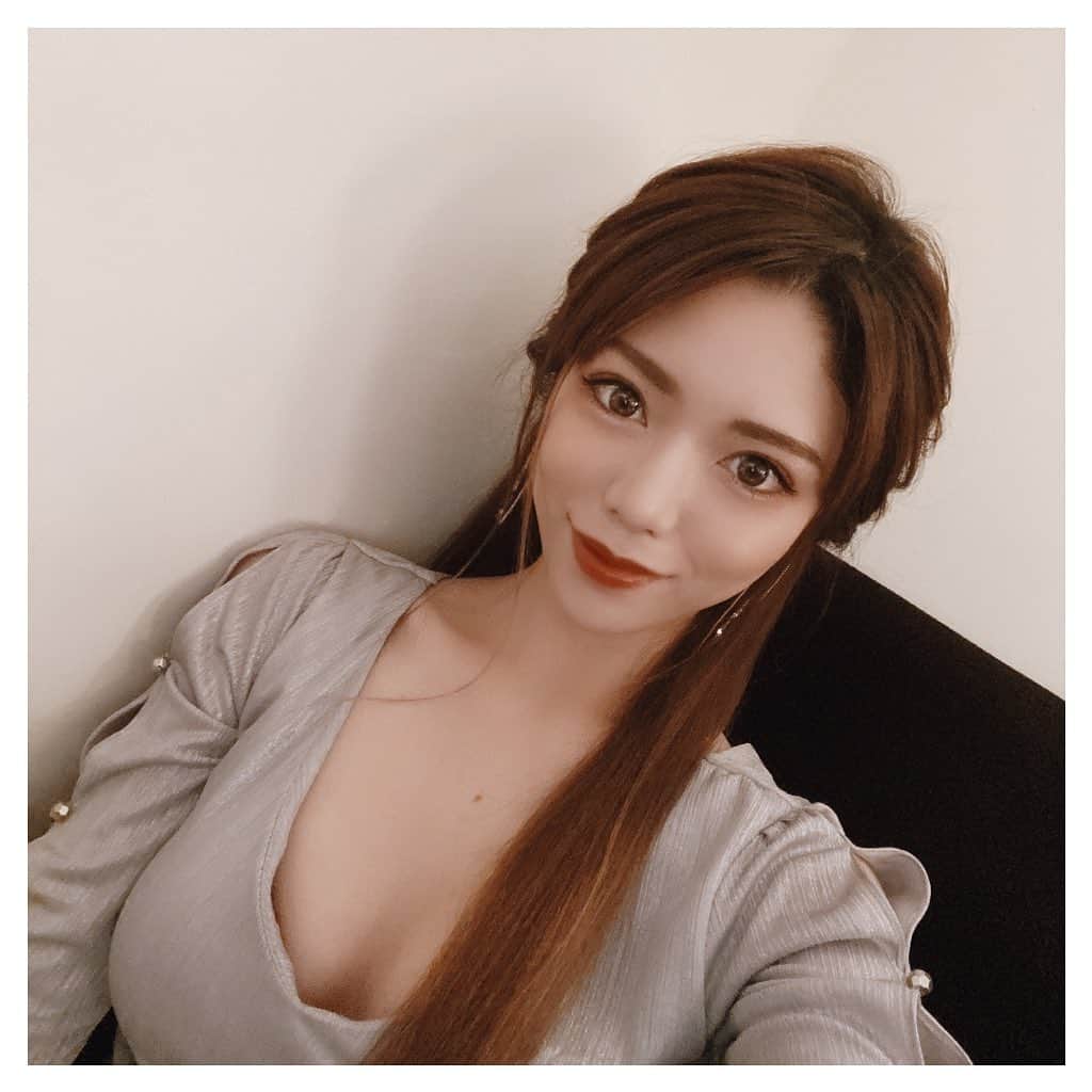 ARIKAのインスタグラム：「美容情報💎 . 最近はまってるヘアメイク、 ハーフアップのストレート💜 ボトックス打ってから 顔がシュってなったって めっちゃ言われる🥺💕💕 自分ではわからないけど 意外と効果でてるのね*\(^o^)/*  私はいつも、 @shinagawa.skin 品川本院 でやってるよ💉 ボトックスもハイフも全体的に コスパが良くて効果もあるから ずっとここに通ってる✨  美容は毎月かかるものだから 安くて上手なとこが1番いいよね☺️💓 . #美容 #品川スキンクリニック #本院 #ボトックス #ハイフ #コスパ最高 #おすすめ #美容好きな人と繋がりたい #ヘアメイク #お洒落 #可愛い #ストレートヘア #ハーフアップ #workout #makeup #hair #me #girl #swag #l4l #love #selfie #bestoftheday #followme #dog #lovedogs #お洒落さんと繋がりたい」
