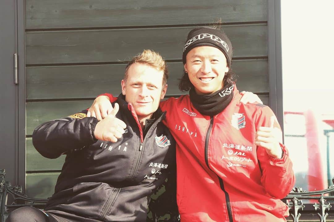 のインスタグラム：「いつか一緒に仕事できたらいいねー 英語教えてねー 俺の通訳なってね！  そんな会話をしたのは俺が18、19くらいの時。気付いたら一緒に仕事してて一緒に闘ってた^_^仲良し  これからもよろしくね！ハリー^_^ #北海道コンサドーレ札幌 #荒野拓馬 #ハリー #football #サッカー」