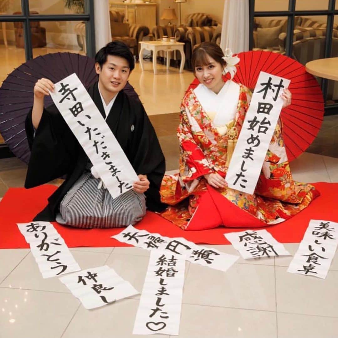 ベストブライダル公式さんのインスタグラム写真 - (ベストブライダル公式Instagram)「~思わず真似したくなる❤︎小物を使った和モダンな #和装前撮り💡~  日本人ならではの伝統的な和装。  当日はドレスをお選びになる花嫁さまも前撮りで残しておきたい！という方も多いのではないでしょうか？  本日はBB花嫁さま @yurinko85 さまの アイテムを使ったかわいい和装前撮りをご紹介！  カバー写真は #お習字ショット ✏︎ 「美味しい食卓」や「仲良し」など おふたりの約束事も書いてとても素敵な一枚ですよね☺️  その他にも扇子やガーランド、シャボン玉etc... 色々なアイテムを使って、 笑顔溢れるお写真をたくさん残されました💕  華やかな色打掛は実は会場のプールやガーデンのグリーンに 抜群に映えます！  同じご披露宴会場でのお写真も、ドレス姿と和装姿とは また違った雰囲気に❤︎  和モダンでお洒落な前撮りをぜひ叶えてくださいね✴︎  会場⇨セントグレース大聖堂the Garden @stgracenagoya   ＝＝＝＝＝＝＝＝＝＝＝＝＝＝＝＝＝＝＝＝＝＝  \ウェディングフォト募集中❤️/ @bestbridal.jp をフォローして、 お写真の投稿をお待ちしております！ . 当アカウントでリグラムOKなベストブライダルの卒花嫁orプレ花嫁の皆様は、#ベストブライダル花嫁 もしくは #BB花嫁 のハッシュタグをつけて投稿をお願いします💕  ※BB花嫁に投稿があったお写真をリグラムする際は、 個別にご連絡は行っておりません。予めご了承ください  \ブライダルフェアの予約について💐/ アカウントプロフィールのURL先、 各会場のHPもしくはDMよりご予約を承っております。 どんな式場が自分に合うかわからない、結婚式をするか迷っている...など些細なご質問でもお気軽にDMにてご相談くださいね。  \💗たくさんの、LOVEを届けよう/ 私たちのブランドスローガンは #たくさんのLOVEを届けよう 💕  お客様との出会いは一生における 祝福の瞬間を祝う始まりです。  私たちはお客様とおふたりの人生を、 祝福し続ける存在でありたいと考えています🕊  ベストブライダルは、世の中で1番、 たくさんのLOVEが届く瞬間をお祝いする企業を目指します♡」11月18日 20時29分 - bestbridal.jp