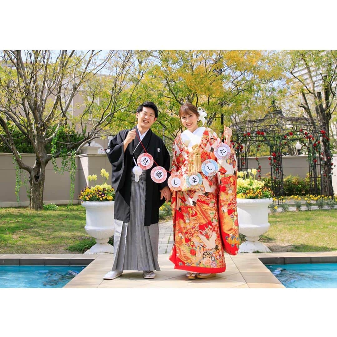 ベストブライダル公式さんのインスタグラム写真 - (ベストブライダル公式Instagram)「~思わず真似したくなる❤︎小物を使った和モダンな #和装前撮り💡~  日本人ならではの伝統的な和装。  当日はドレスをお選びになる花嫁さまも前撮りで残しておきたい！という方も多いのではないでしょうか？  本日はBB花嫁さま @yurinko85 さまの アイテムを使ったかわいい和装前撮りをご紹介！  カバー写真は #お習字ショット ✏︎ 「美味しい食卓」や「仲良し」など おふたりの約束事も書いてとても素敵な一枚ですよね☺️  その他にも扇子やガーランド、シャボン玉etc... 色々なアイテムを使って、 笑顔溢れるお写真をたくさん残されました💕  華やかな色打掛は実は会場のプールやガーデンのグリーンに 抜群に映えます！  同じご披露宴会場でのお写真も、ドレス姿と和装姿とは また違った雰囲気に❤︎  和モダンでお洒落な前撮りをぜひ叶えてくださいね✴︎  会場⇨セントグレース大聖堂the Garden @stgracenagoya   ＝＝＝＝＝＝＝＝＝＝＝＝＝＝＝＝＝＝＝＝＝＝  \ウェディングフォト募集中❤️/ @bestbridal.jp をフォローして、 お写真の投稿をお待ちしております！ . 当アカウントでリグラムOKなベストブライダルの卒花嫁orプレ花嫁の皆様は、#ベストブライダル花嫁 もしくは #BB花嫁 のハッシュタグをつけて投稿をお願いします💕  ※BB花嫁に投稿があったお写真をリグラムする際は、 個別にご連絡は行っておりません。予めご了承ください  \ブライダルフェアの予約について💐/ アカウントプロフィールのURL先、 各会場のHPもしくはDMよりご予約を承っております。 どんな式場が自分に合うかわからない、結婚式をするか迷っている...など些細なご質問でもお気軽にDMにてご相談くださいね。  \💗たくさんの、LOVEを届けよう/ 私たちのブランドスローガンは #たくさんのLOVEを届けよう 💕  お客様との出会いは一生における 祝福の瞬間を祝う始まりです。  私たちはお客様とおふたりの人生を、 祝福し続ける存在でありたいと考えています🕊  ベストブライダルは、世の中で1番、 たくさんのLOVEが届く瞬間をお祝いする企業を目指します♡」11月18日 20時29分 - bestbridal.jp