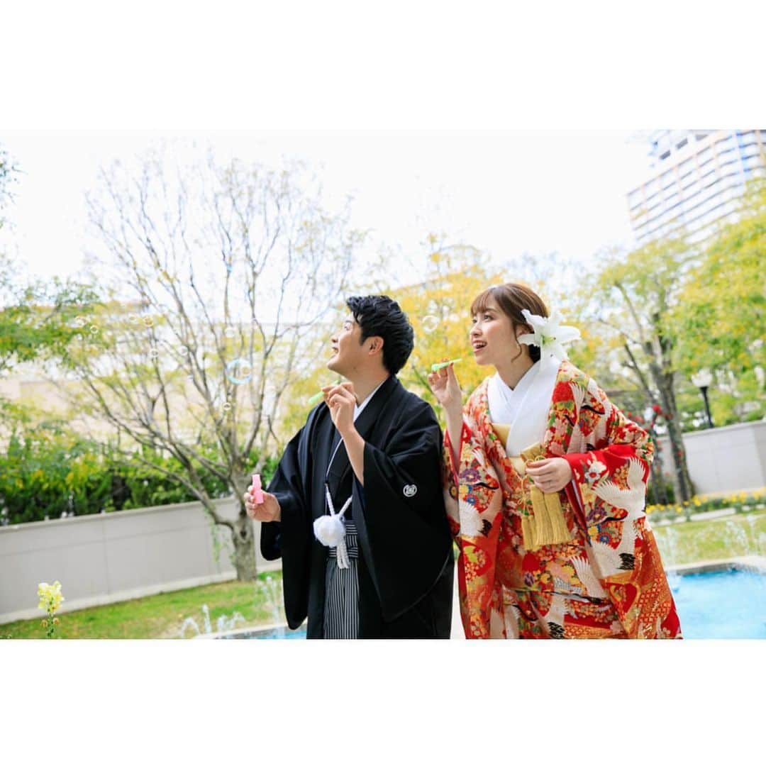 ベストブライダル公式さんのインスタグラム写真 - (ベストブライダル公式Instagram)「~思わず真似したくなる❤︎小物を使った和モダンな #和装前撮り💡~  日本人ならではの伝統的な和装。  当日はドレスをお選びになる花嫁さまも前撮りで残しておきたい！という方も多いのではないでしょうか？  本日はBB花嫁さま @yurinko85 さまの アイテムを使ったかわいい和装前撮りをご紹介！  カバー写真は #お習字ショット ✏︎ 「美味しい食卓」や「仲良し」など おふたりの約束事も書いてとても素敵な一枚ですよね☺️  その他にも扇子やガーランド、シャボン玉etc... 色々なアイテムを使って、 笑顔溢れるお写真をたくさん残されました💕  華やかな色打掛は実は会場のプールやガーデンのグリーンに 抜群に映えます！  同じご披露宴会場でのお写真も、ドレス姿と和装姿とは また違った雰囲気に❤︎  和モダンでお洒落な前撮りをぜひ叶えてくださいね✴︎  会場⇨セントグレース大聖堂the Garden @stgracenagoya   ＝＝＝＝＝＝＝＝＝＝＝＝＝＝＝＝＝＝＝＝＝＝  \ウェディングフォト募集中❤️/ @bestbridal.jp をフォローして、 お写真の投稿をお待ちしております！ . 当アカウントでリグラムOKなベストブライダルの卒花嫁orプレ花嫁の皆様は、#ベストブライダル花嫁 もしくは #BB花嫁 のハッシュタグをつけて投稿をお願いします💕  ※BB花嫁に投稿があったお写真をリグラムする際は、 個別にご連絡は行っておりません。予めご了承ください  \ブライダルフェアの予約について💐/ アカウントプロフィールのURL先、 各会場のHPもしくはDMよりご予約を承っております。 どんな式場が自分に合うかわからない、結婚式をするか迷っている...など些細なご質問でもお気軽にDMにてご相談くださいね。  \💗たくさんの、LOVEを届けよう/ 私たちのブランドスローガンは #たくさんのLOVEを届けよう 💕  お客様との出会いは一生における 祝福の瞬間を祝う始まりです。  私たちはお客様とおふたりの人生を、 祝福し続ける存在でありたいと考えています🕊  ベストブライダルは、世の中で1番、 たくさんのLOVEが届く瞬間をお祝いする企業を目指します♡」11月18日 20時29分 - bestbridal.jp