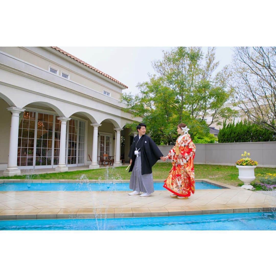 ベストブライダル公式さんのインスタグラム写真 - (ベストブライダル公式Instagram)「~思わず真似したくなる❤︎小物を使った和モダンな #和装前撮り💡~  日本人ならではの伝統的な和装。  当日はドレスをお選びになる花嫁さまも前撮りで残しておきたい！という方も多いのではないでしょうか？  本日はBB花嫁さま @yurinko85 さまの アイテムを使ったかわいい和装前撮りをご紹介！  カバー写真は #お習字ショット ✏︎ 「美味しい食卓」や「仲良し」など おふたりの約束事も書いてとても素敵な一枚ですよね☺️  その他にも扇子やガーランド、シャボン玉etc... 色々なアイテムを使って、 笑顔溢れるお写真をたくさん残されました💕  華やかな色打掛は実は会場のプールやガーデンのグリーンに 抜群に映えます！  同じご披露宴会場でのお写真も、ドレス姿と和装姿とは また違った雰囲気に❤︎  和モダンでお洒落な前撮りをぜひ叶えてくださいね✴︎  会場⇨セントグレース大聖堂the Garden @stgracenagoya   ＝＝＝＝＝＝＝＝＝＝＝＝＝＝＝＝＝＝＝＝＝＝  \ウェディングフォト募集中❤️/ @bestbridal.jp をフォローして、 お写真の投稿をお待ちしております！ . 当アカウントでリグラムOKなベストブライダルの卒花嫁orプレ花嫁の皆様は、#ベストブライダル花嫁 もしくは #BB花嫁 のハッシュタグをつけて投稿をお願いします💕  ※BB花嫁に投稿があったお写真をリグラムする際は、 個別にご連絡は行っておりません。予めご了承ください  \ブライダルフェアの予約について💐/ アカウントプロフィールのURL先、 各会場のHPもしくはDMよりご予約を承っております。 どんな式場が自分に合うかわからない、結婚式をするか迷っている...など些細なご質問でもお気軽にDMにてご相談くださいね。  \💗たくさんの、LOVEを届けよう/ 私たちのブランドスローガンは #たくさんのLOVEを届けよう 💕  お客様との出会いは一生における 祝福の瞬間を祝う始まりです。  私たちはお客様とおふたりの人生を、 祝福し続ける存在でありたいと考えています🕊  ベストブライダルは、世の中で1番、 たくさんのLOVEが届く瞬間をお祝いする企業を目指します♡」11月18日 20時29分 - bestbridal.jp
