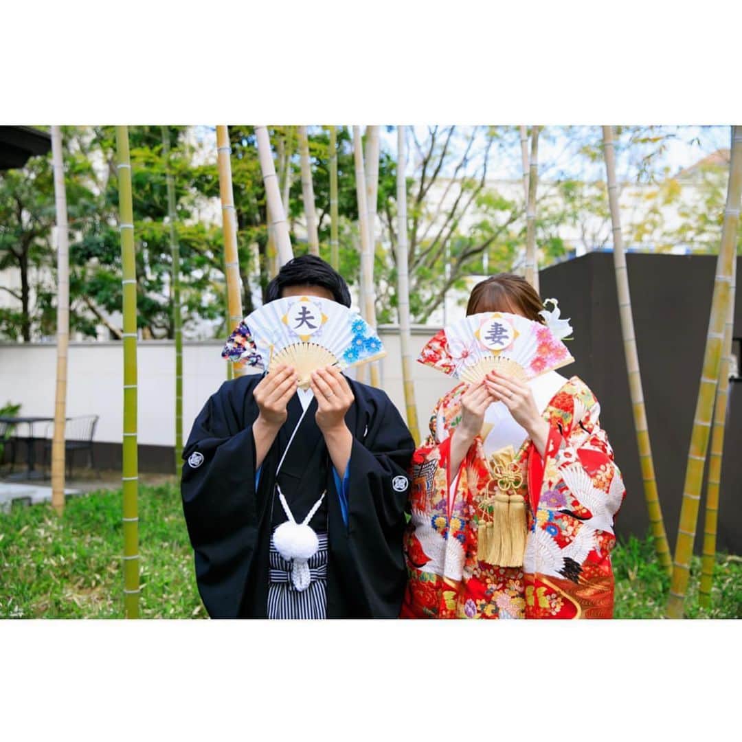 ベストブライダル公式さんのインスタグラム写真 - (ベストブライダル公式Instagram)「~思わず真似したくなる❤︎小物を使った和モダンな #和装前撮り💡~  日本人ならではの伝統的な和装。  当日はドレスをお選びになる花嫁さまも前撮りで残しておきたい！という方も多いのではないでしょうか？  本日はBB花嫁さま @yurinko85 さまの アイテムを使ったかわいい和装前撮りをご紹介！  カバー写真は #お習字ショット ✏︎ 「美味しい食卓」や「仲良し」など おふたりの約束事も書いてとても素敵な一枚ですよね☺️  その他にも扇子やガーランド、シャボン玉etc... 色々なアイテムを使って、 笑顔溢れるお写真をたくさん残されました💕  華やかな色打掛は実は会場のプールやガーデンのグリーンに 抜群に映えます！  同じご披露宴会場でのお写真も、ドレス姿と和装姿とは また違った雰囲気に❤︎  和モダンでお洒落な前撮りをぜひ叶えてくださいね✴︎  会場⇨セントグレース大聖堂the Garden @stgracenagoya   ＝＝＝＝＝＝＝＝＝＝＝＝＝＝＝＝＝＝＝＝＝＝  \ウェディングフォト募集中❤️/ @bestbridal.jp をフォローして、 お写真の投稿をお待ちしております！ . 当アカウントでリグラムOKなベストブライダルの卒花嫁orプレ花嫁の皆様は、#ベストブライダル花嫁 もしくは #BB花嫁 のハッシュタグをつけて投稿をお願いします💕  ※BB花嫁に投稿があったお写真をリグラムする際は、 個別にご連絡は行っておりません。予めご了承ください  \ブライダルフェアの予約について💐/ アカウントプロフィールのURL先、 各会場のHPもしくはDMよりご予約を承っております。 どんな式場が自分に合うかわからない、結婚式をするか迷っている...など些細なご質問でもお気軽にDMにてご相談くださいね。  \💗たくさんの、LOVEを届けよう/ 私たちのブランドスローガンは #たくさんのLOVEを届けよう 💕  お客様との出会いは一生における 祝福の瞬間を祝う始まりです。  私たちはお客様とおふたりの人生を、 祝福し続ける存在でありたいと考えています🕊  ベストブライダルは、世の中で1番、 たくさんのLOVEが届く瞬間をお祝いする企業を目指します♡」11月18日 20時29分 - bestbridal.jp