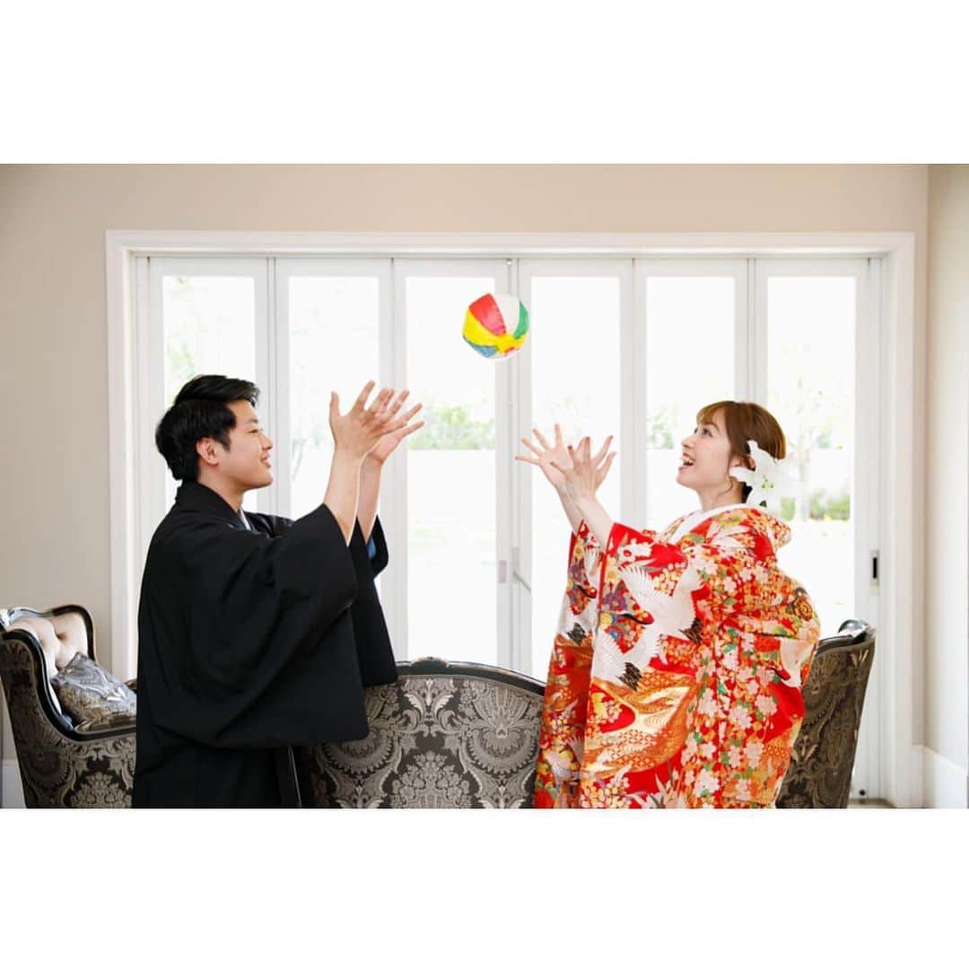 ベストブライダル公式さんのインスタグラム写真 - (ベストブライダル公式Instagram)「~思わず真似したくなる❤︎小物を使った和モダンな #和装前撮り💡~  日本人ならではの伝統的な和装。  当日はドレスをお選びになる花嫁さまも前撮りで残しておきたい！という方も多いのではないでしょうか？  本日はBB花嫁さま @yurinko85 さまの アイテムを使ったかわいい和装前撮りをご紹介！  カバー写真は #お習字ショット ✏︎ 「美味しい食卓」や「仲良し」など おふたりの約束事も書いてとても素敵な一枚ですよね☺️  その他にも扇子やガーランド、シャボン玉etc... 色々なアイテムを使って、 笑顔溢れるお写真をたくさん残されました💕  華やかな色打掛は実は会場のプールやガーデンのグリーンに 抜群に映えます！  同じご披露宴会場でのお写真も、ドレス姿と和装姿とは また違った雰囲気に❤︎  和モダンでお洒落な前撮りをぜひ叶えてくださいね✴︎  会場⇨セントグレース大聖堂the Garden @stgracenagoya   ＝＝＝＝＝＝＝＝＝＝＝＝＝＝＝＝＝＝＝＝＝＝  \ウェディングフォト募集中❤️/ @bestbridal.jp をフォローして、 お写真の投稿をお待ちしております！ . 当アカウントでリグラムOKなベストブライダルの卒花嫁orプレ花嫁の皆様は、#ベストブライダル花嫁 もしくは #BB花嫁 のハッシュタグをつけて投稿をお願いします💕  ※BB花嫁に投稿があったお写真をリグラムする際は、 個別にご連絡は行っておりません。予めご了承ください  \ブライダルフェアの予約について💐/ アカウントプロフィールのURL先、 各会場のHPもしくはDMよりご予約を承っております。 どんな式場が自分に合うかわからない、結婚式をするか迷っている...など些細なご質問でもお気軽にDMにてご相談くださいね。  \💗たくさんの、LOVEを届けよう/ 私たちのブランドスローガンは #たくさんのLOVEを届けよう 💕  お客様との出会いは一生における 祝福の瞬間を祝う始まりです。  私たちはお客様とおふたりの人生を、 祝福し続ける存在でありたいと考えています🕊  ベストブライダルは、世の中で1番、 たくさんのLOVEが届く瞬間をお祝いする企業を目指します♡」11月18日 20時29分 - bestbridal.jp