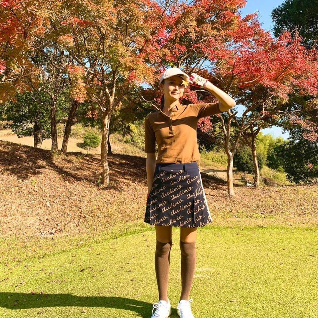 美優さんのインスタグラム写真 - (美優Instagram)「万里子と久しぶりのゴルフ🏌️‍♀️﻿ ﻿ お互いレッスンに通い始めて﻿ レッスンの成果を見せ合いたかったのに﻿ 2人して難しいコースに苦戦😭﻿ ﻿ 朝の練習場ではバッチリだったのになー。﻿ コースで実践するのは難しい😂﻿ ﻿ ここのコース小さい山だらけ⛰﻿ ティーショットうまく打てても﻿ 距離を間違えると谷底へ…😭﻿ 空しか見えない…🌤﻿ 谷底から谷底へ…😂😂﻿ ﻿ ﻿ #ゴルフウェア #ゴルフ女子 #⛳️ #golfwear #enjoygolf  #골프 #골프스윙 #高尔夫 #高尔夫球　#ゴルフコーデ　#きみさらずゴルフリンクス」11月18日 20時21分 - miyu11_20