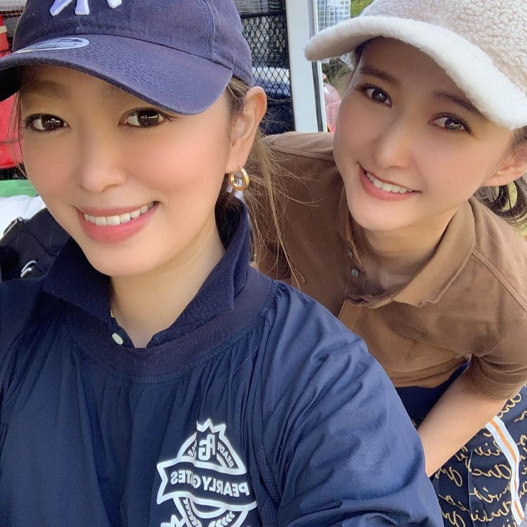 美優さんのインスタグラム写真 - (美優Instagram)「万里子と久しぶりのゴルフ🏌️‍♀️﻿ ﻿ お互いレッスンに通い始めて﻿ レッスンの成果を見せ合いたかったのに﻿ 2人して難しいコースに苦戦😭﻿ ﻿ 朝の練習場ではバッチリだったのになー。﻿ コースで実践するのは難しい😂﻿ ﻿ ここのコース小さい山だらけ⛰﻿ ティーショットうまく打てても﻿ 距離を間違えると谷底へ…😭﻿ 空しか見えない…🌤﻿ 谷底から谷底へ…😂😂﻿ ﻿ ﻿ #ゴルフウェア #ゴルフ女子 #⛳️ #golfwear #enjoygolf  #골프 #골프스윙 #高尔夫 #高尔夫球　#ゴルフコーデ　#きみさらずゴルフリンクス」11月18日 20時21分 - miyu11_20