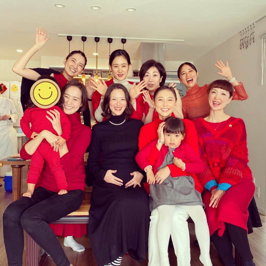 千葉アリサさんのインスタグラム写真 - (千葉アリサInstagram)「mcsister's Baby shower❤️  大好きな笑顔たちに会えてハッピーシャワーの ベビーシャワー✨嬉しくて　楽しくて　美味しい 最高の時間でお祝いしてもらいました👶🌈  シスターモデルを卒業して20年以上の時を経ても繋がっていて　包みあえるご縁になったなんて...感動でジワる🥺  mcsisterは、モデルたちの個性を活かして　雑誌のカラーを持ちながらも　ファッション、ヘアメイク　合わせて表現をのびのびさせてくれた。だから　モデルたちも昔から仲がよく　リスペクトしあってご機嫌に楽しんでいた。  どのページも、色褪せず　その時のことを鮮明に思い出せるほど　宝物で　心にキラキラ生き続ける。 ティーン時代を共にした仲間で大切な場。  久々に会っても、そのあったかいキャラは変わらへんし、それぞれの道を生きてきた分　深み増して輝いている。　なんてこったい！みんな大好き❣️  みんなのように、素敵なママをしながら私を生きていく　元気をもらった✨  どこへ行こうと時が経とうと　またこうして集える日がくると思えることが　力になるよ。　ありがとう。 これからもよろしくお願いしゃす❤️  #mcsister #magazine #loveforever  #1990年代　#私たちの青春 #エリの息子くんが撮ってくれたいい笑顔 #この写真は額に入れて飾るでな #babyshower #passionred  #newlife #蠍座新月」11月18日 20時23分 - alyssamarianne