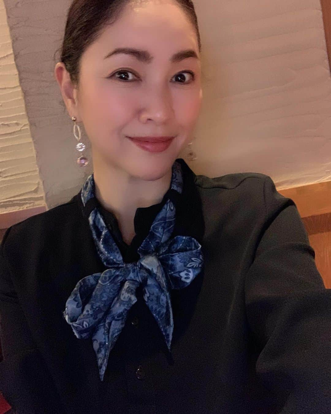 田中悦子さんのインスタグラム写真 - (田中悦子Instagram)「ちょっと仕事が忙しくて😅 連休があるんだから頑張らないとね😚⠀ ⠀ ってかインスタがまた新バージョンになってて焦った🤣 ほんと苦手です笑⠀ ⠀  #お疲れ様でした #まとめ髪 #ちょいと疲れ気味 #大人コーデ #zara #一杯やろうぜ #🍷 #いつもいいねコメントありがとう #お返事できなくてごめんなさいね🙏 #感謝しています #ありがとう」11月18日 20時25分 - etsuko.reborn25