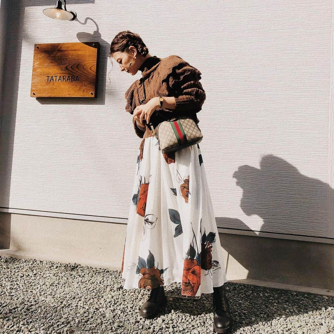 スザンヌさんのインスタグラム写真 - (スザンヌInstagram)「pierce @nana_uchida ﻿ #nananbijouxxx ﻿ tops @zara ﻿ skirt @amerivintage ﻿ shoes @serenececool ﻿ bag @gucci ﻿ ﻿ 今日は肌の調子がよくってそれだけでうれし🤤﻿ ﻿ でもツヤとテリの境目が難しくてお粉のタイミングむずかし😂♡﻿ ﻿ 今日もめためた食べて歩いて呑んで←楽しいロケでした🙌﻿ #サタココ﻿ ﻿ そして♡﻿ 今夜の#スザンヌチャンネル はだいすき﻿ #相沢まき　さんにゲストに来て頂き﻿ #婦人会　という名のプライベート感満載おしゃべりです！笑﻿ 子育て話し、過去の恋愛話しや、わたしのお手本相沢さん直伝の美容法まで☺️﻿ ﻿ 最後はわたしからみなさんへのお願いです🙏﻿ 是非最後までご覧ください♡コメントお待ちしてます♡﻿ ﻿ #プロフィールからyoutube飛べます」11月18日 20時37分 - suzanneeee1028