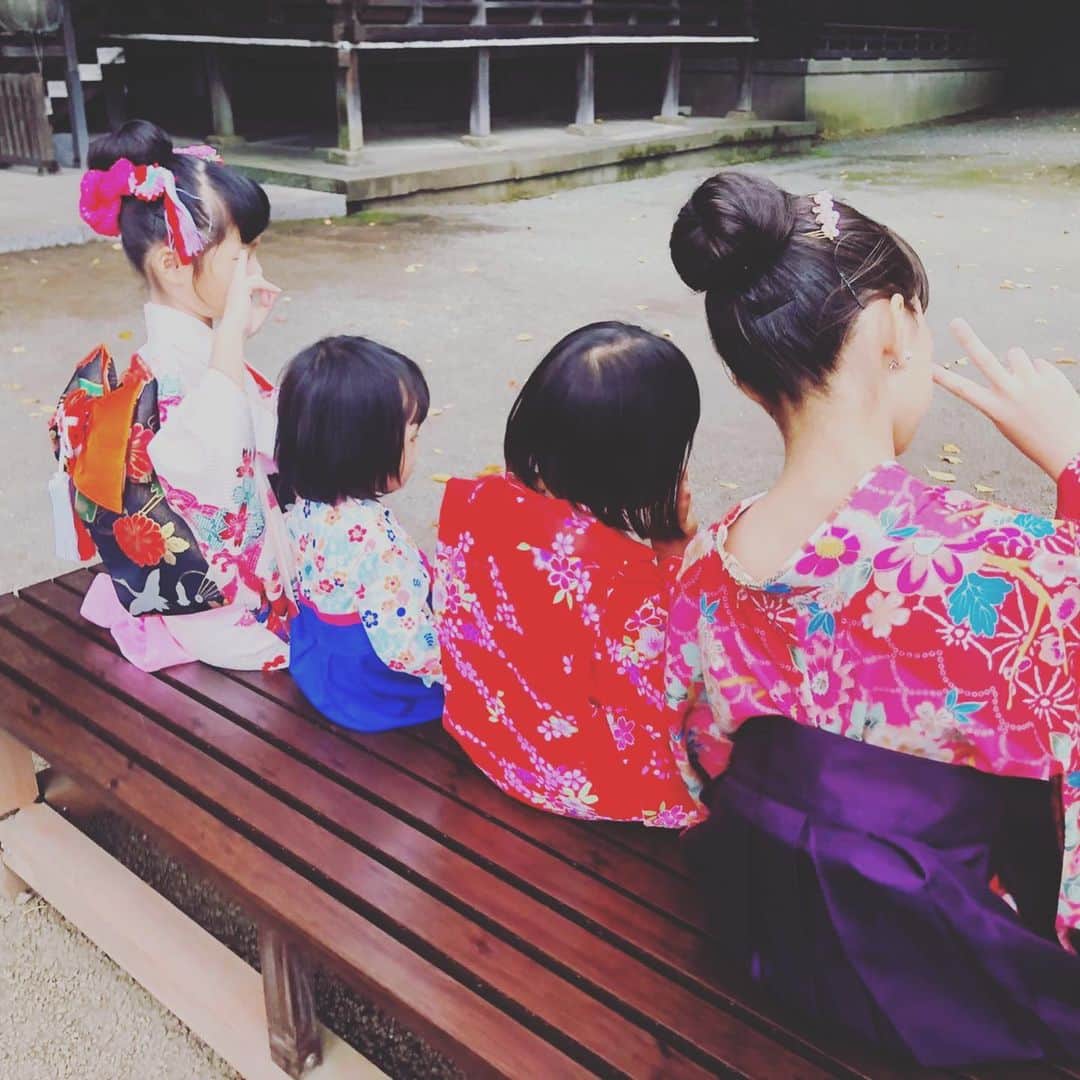 福澤達哉のインスタグラム：「*** Kids grow up so fast. They wear “kimono” (the traditional clothing of Japan) It looks good on them,right?? Sorry,I’m a doting father.hehe I miss you all our beloved daughters. #妻や娘たちと過ごす時間 #娘たちが父親と過ごす時間 #子供の成長を感じる時間 #その貴重な時間を使って #僕は今こうしてフランスにいる #自分に与えられた時間 #その使い方に #その人の覚悟と人間性が表れる #日々当たり前のように過ぎていく時間 #人は慣れると惰性になる #時間は有限 #あなたならどう使う？ #ポエマーたつや #自粛が続くと急にこんなこと言い出す #コロナのせい #はよロックダウンおわれ #おもろい投稿せぇ #いや #バレーボールせぇ #チャオ」