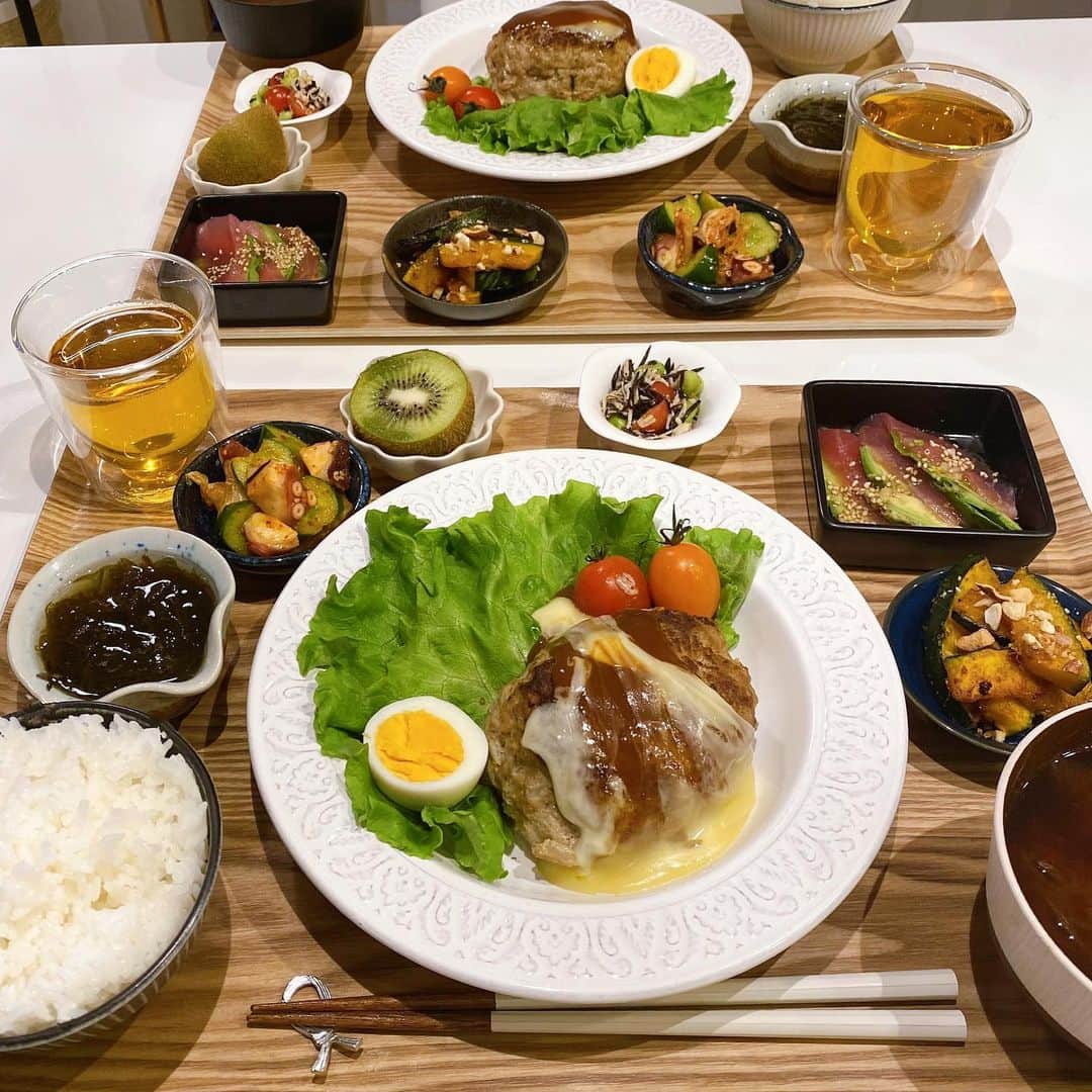 姫野れみのインスタグラム：「#石毛家の食卓 👨🏿‍🍳  今日はリクエストのハンバーグを作りました♪  手が塞がっていてラクレットチーズかけるのを 夫にお願いしたら丸焦げになり爆笑でした😅 (フライパンで溶かすだけなのに、笑) 急いでやり直したのでうまくかけられてないですが 焦げずにできてよかったです☺️(誰でも出来ます。笑)  🍳#ハンバーグ (デミグラスチーズ) 🥑#アボカドとマグロのネギだれカルパッチョ 🎃#かぼちゃの香ばしナッツのみりんバター焼き 🥗#鶏ささみと枝豆とひじきのサラダ 🐙#タコときゅうりのキムチ和え 🌊#もずく酢 🍚#白米 🍲#じゃがいもと玉ねぎの赤味噌汁 🥝#キウイ  #oisix #dinner #food #cooking #kitoisix #サッカー選手のごはん #アスリートフードマイスター #オイシックス #プレミアムモニター #ミールキット #料理 #夕食 #アスリート飯 #夜ご飯 #夜ごはん #手作り料理 #手作りごはん #おうちごはん #レシピ」