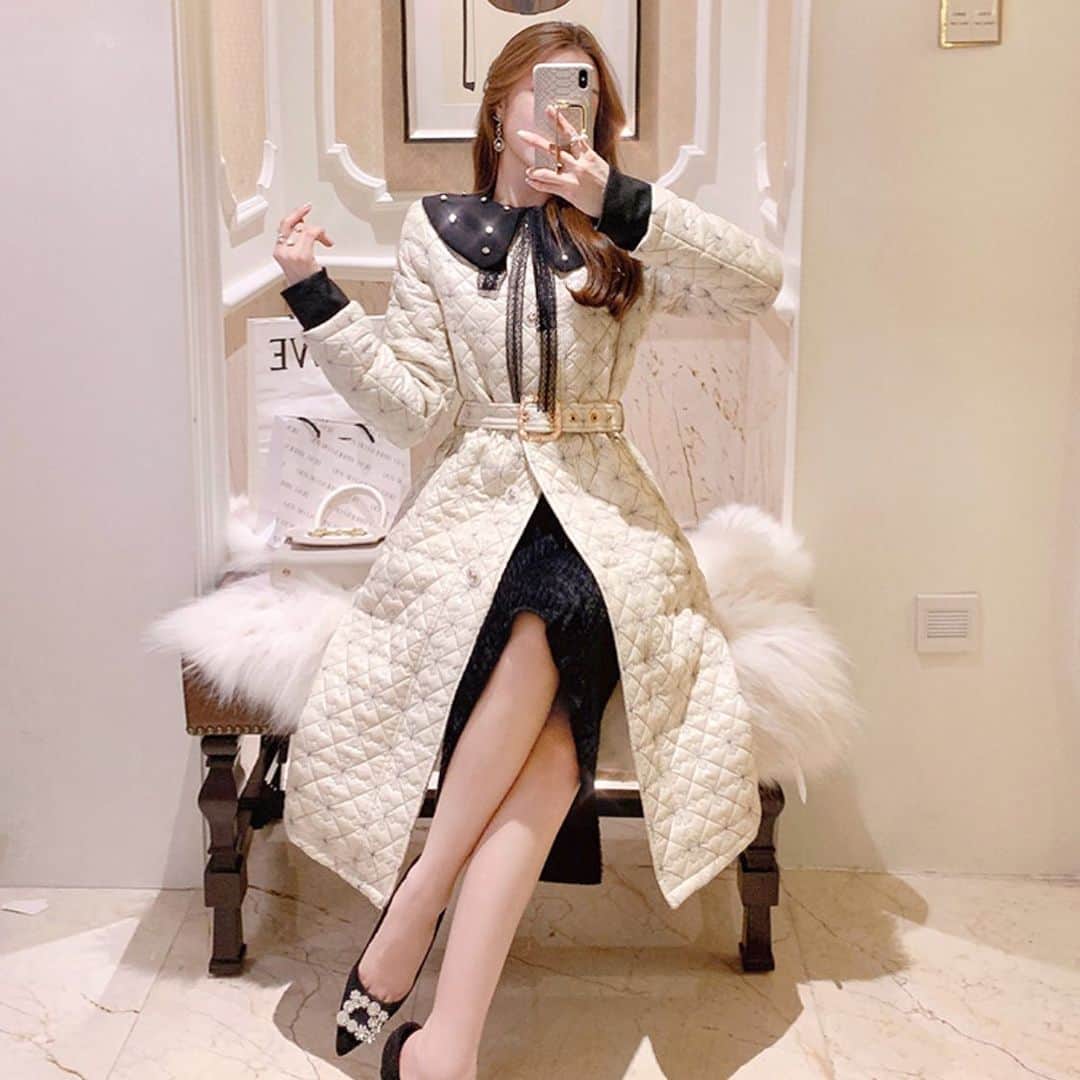 𝐵𝒐𝒖𝒒𝒖𝒆𝒕𝒅𝒆𝑴𝒂𝒓𝒊𝒆𝒆さんのインスタグラム写真 - (𝐵𝒐𝒖𝒒𝒖𝒆𝒕𝒅𝒆𝑴𝒂𝒓𝒊𝒆𝒆Instagram)「＼外でも可愛く☃️／ " Lady Like "なドレスコート❤︎ .  周りと被らない上品なデザインでクリスマスデートにも🎄💕  ✔️ Bijou collar quilting long dress coat（No.301818）  .」11月18日 20時41分 - bouquetdemariee.shop