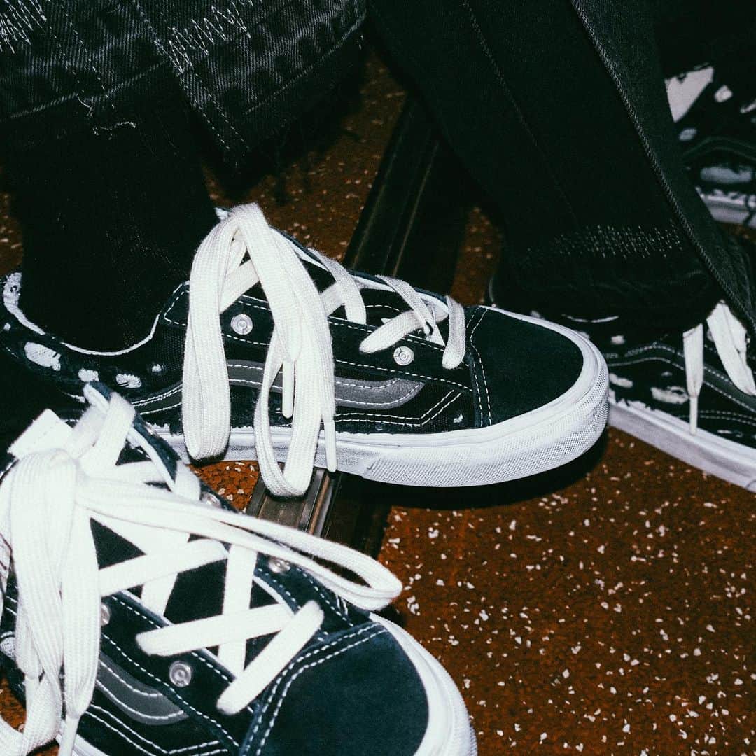 HYPEBEASTさんのインスタグラム写真 - (HYPEBEASTInstagram)「@hypebeastkicks: Part of @vans’ collaboration centered “Project 50/50,” @c2h4’s “Enlighten” contribution has now received a release date of November 19. Included is a SK8-Low “Subconscious” model that’s been marked by a black glue-covered sole, waxed white shoelaces and detachable leather coverings on the shoelace system and heel that alter the silhouette. The accompanying Style 36 “Trailblazer” sees a destructive and washing process, a worn-out metal silver ring at the heel and layered effect. Find out more details on each via the link in our bio.⁠⠀ Photo: C2H4/Vans」11月18日 20時42分 - hypebeast