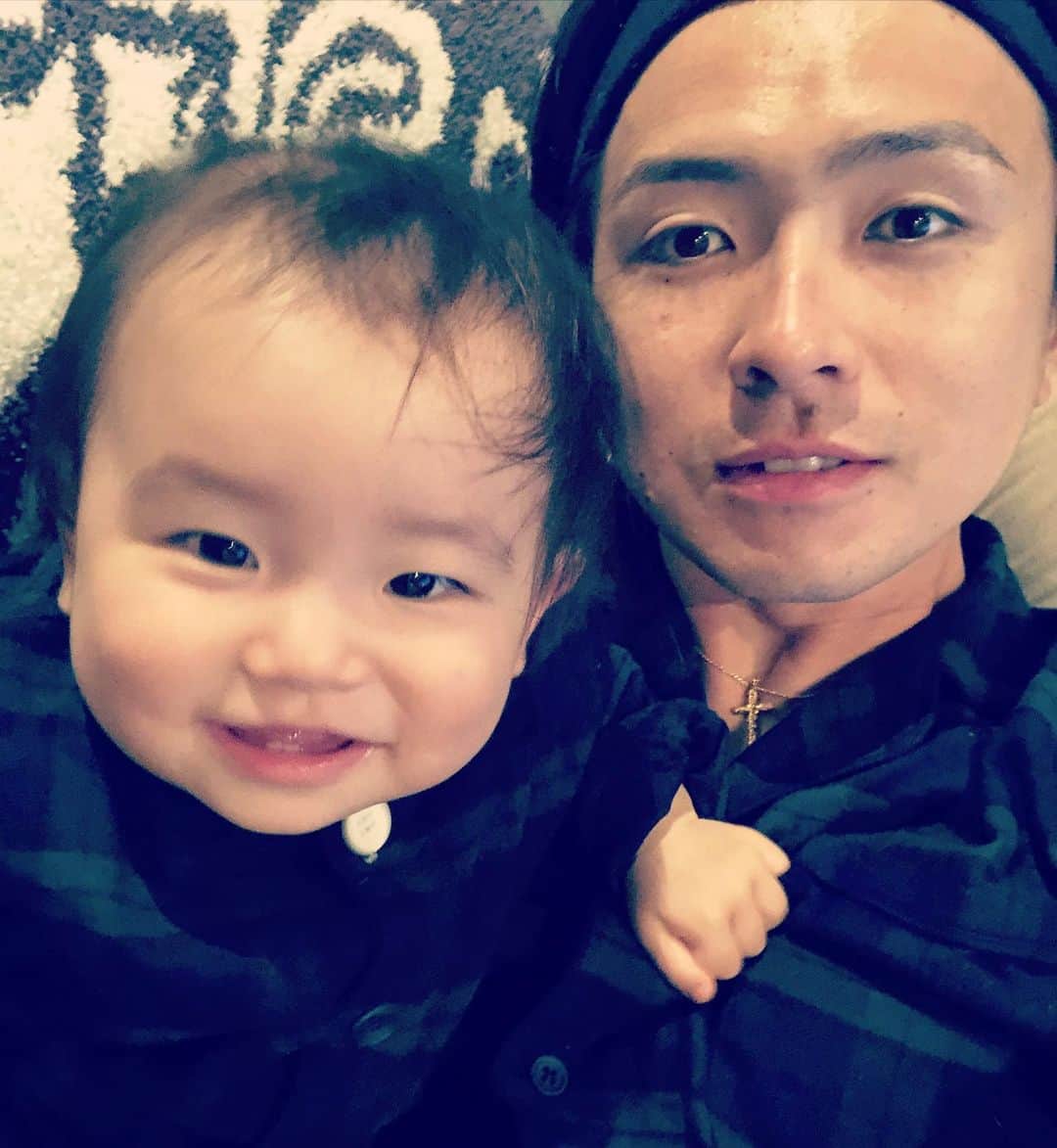 のインスタグラム：「娘とパジャマをお揃いにしました👼 お揃い着れてパパは嬉しいです笑 家族と過ごす時間は楽しいです😊  #上沢直之 #北海道日本ハムファイターズ #パジャマ #お揃い #家族時間」