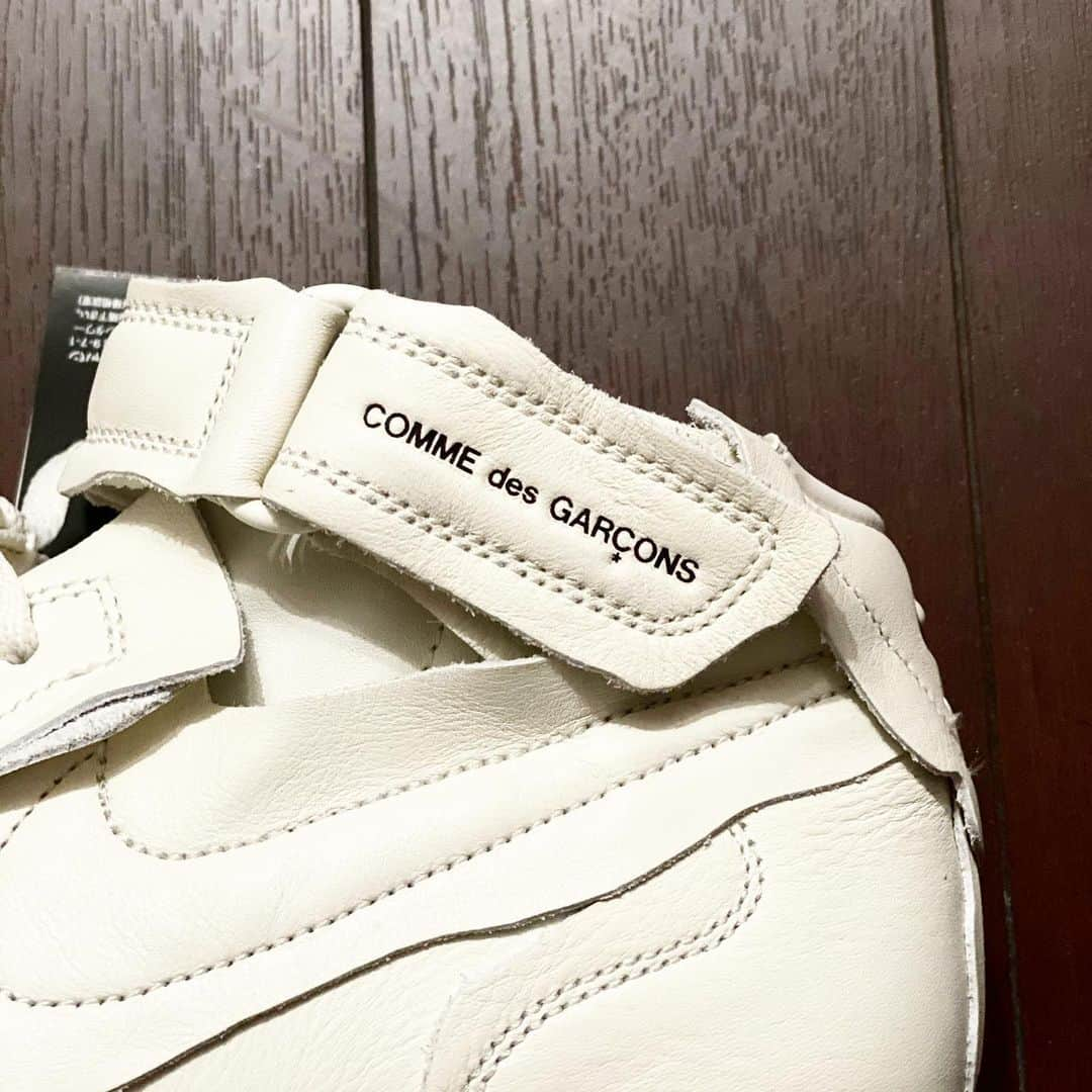 クリスタルボーイさんのインスタグラム写真 - (クリスタルボーイInstagram)「@commedesgarcons @nike  @airforce1nike #ギャルソンナイキ  #garçon×nike #スニーカー　#エアフォース1 フォース1  #漫画　#アニメ　@uniqlo_jp  #バンダイプレミアム　@jump_shop_official   レザーの質感がいつも本当に素晴らしい‼️  ブラックは文句無しにカッコイイんだけどホワイトもB-BOYが大好きなテカテカ真っ白なエアフォースではなく、少しオフホワイトな感じで大人な雰囲気を醸し出してくれます❤️  何度でも言いますが私は一生ギャルソンとヨウジの奴隷です  そして人間は皆『運命の奴隷』です←ジョジョ‼️  この2ブランドとたまにUNIQLOとかなりのマンガTシャツにしかなるべくお金は払いたくない  できれば全て日本発祥のファッションで簡潔したいんだよなぁ」11月18日 20時44分 - crystalboybpm