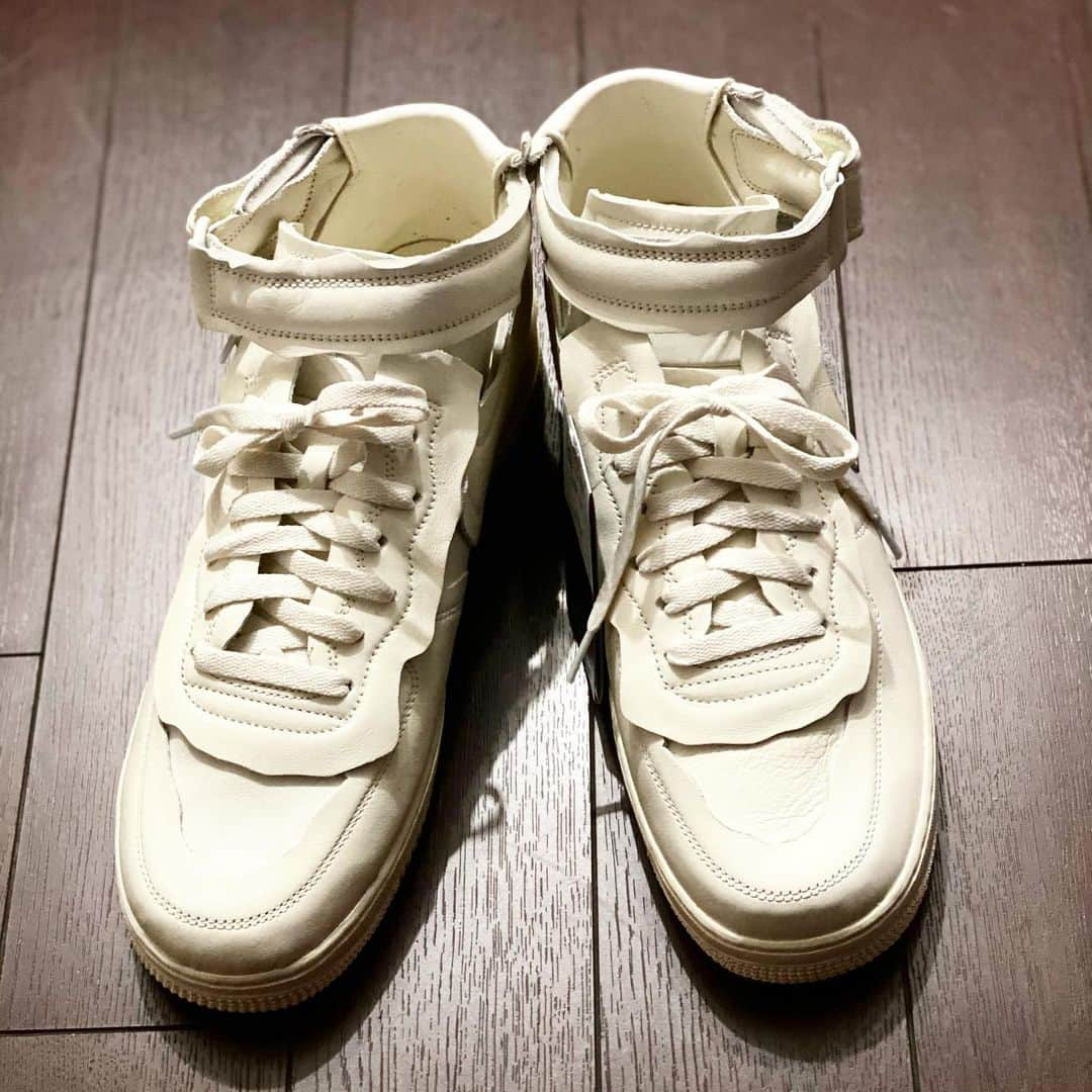 クリスタルボーイさんのインスタグラム写真 - (クリスタルボーイInstagram)「@commedesgarcons @nike  @airforce1nike #ギャルソンナイキ  #garçon×nike #スニーカー　#エアフォース1 フォース1  #漫画　#アニメ　@uniqlo_jp  #バンダイプレミアム　@jump_shop_official   レザーの質感がいつも本当に素晴らしい‼️  ブラックは文句無しにカッコイイんだけどホワイトもB-BOYが大好きなテカテカ真っ白なエアフォースではなく、少しオフホワイトな感じで大人な雰囲気を醸し出してくれます❤️  何度でも言いますが私は一生ギャルソンとヨウジの奴隷です  そして人間は皆『運命の奴隷』です←ジョジョ‼️  この2ブランドとたまにUNIQLOとかなりのマンガTシャツにしかなるべくお金は払いたくない  できれば全て日本発祥のファッションで簡潔したいんだよなぁ」11月18日 20時44分 - crystalboybpm