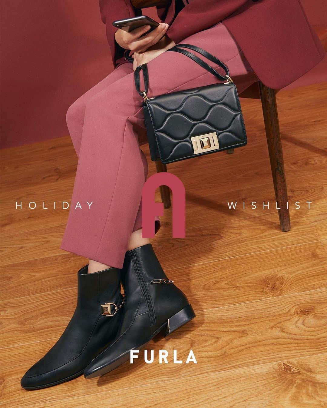 フルラのインスタグラム：「Can you feel the Holiday Season? Gear up for it, add this Furla Mimì to your wish list #1.  #thefurlasociety #furlafeeling #furlagift #newcollection #furla #accessories #fashion」