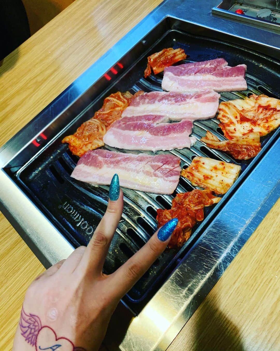 坂口杏里のインスタグラム：「オーナー木下パイセン と サムギョプサル😍  09054307175  ↑何かあればこちらまで！ Bar Cachette (カシェット) 東京都新宿区歌舞伎町2-11-7 メトロビル4階 営業時間 1:00～7:00  お待ちしてますん💕 男性１時間3000円 女性１時間1500円 （飲み放題）  ライン交換、写メ撮りましょ♥️  さぁて！今日もー！ 飲むじょ⭐️」