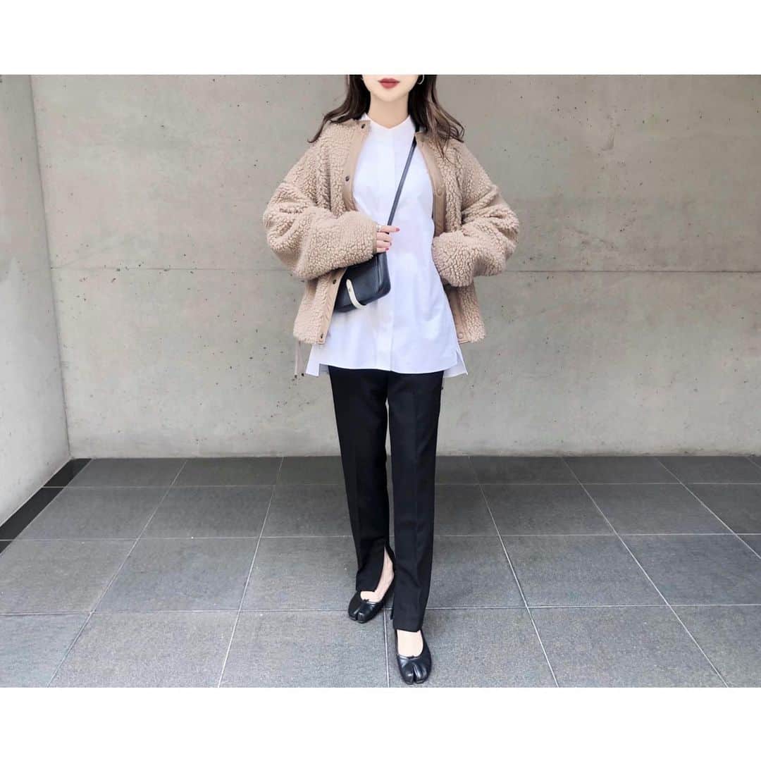 kumiのインスタグラム：「today's🌿 +Ｊのノーカラーシャツにパンツ＊＊  改めてシャツに袖を通してみると 美しいシルエットに惚れ惚れとしてしまった…！☺️  パンツは裾にチャックが付いていて 開けるとフレアパンツに。 すらりと見えるシルエットもさすがです🐑✨  #uniqlo#jilsander #hyke#celine#maisonmargiela  #プラスj」