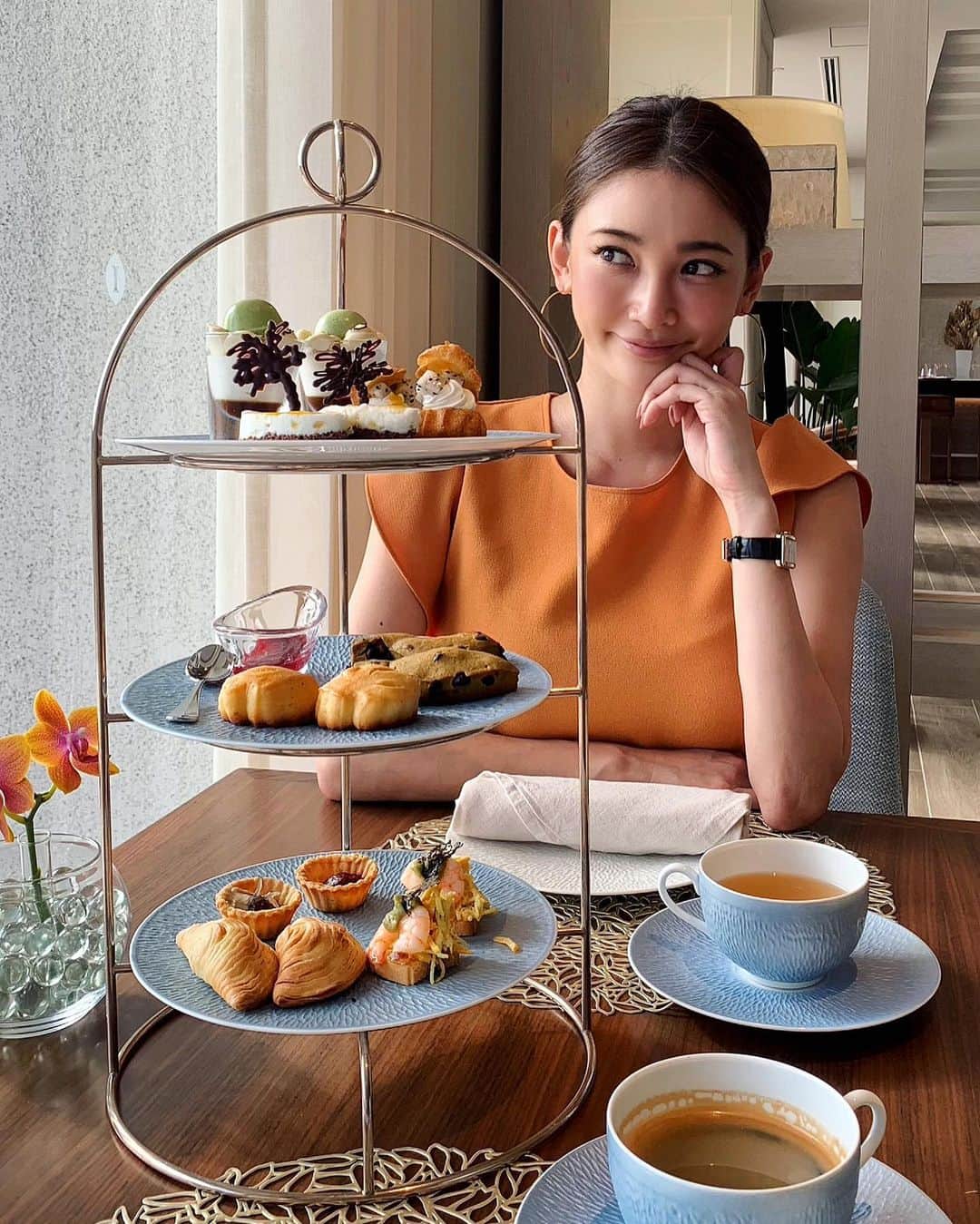 里海のインスタグラム：「母の56歳㊙︎のお誕生日のお祝い💐で  今年7月にオープンした、   クラブインターコンチネンタル  @ana_ic_ishigaki_resort 🌴 へ行きました🤗  インターコンチネンタルブランドの展開するワンランク上のラグジュアリーなご滞在が実現する施設です✨  可愛いアフターヌーンティー🫖で スタートし、  よく見ると可愛い亀のデザート🐢🍨  イタリアンジェラート大使監修による石垣島フレーバーのイタリアンジェラートも頂きました❤️ 泡盛とキュウリのジェラートが私はお気に入りでした🥒  さらにオリジナルの手作りソープも✨  そして、イブニングカクテルタイムを クラブインターコンチネンタルラウンジで過ごすことができ、  充実した軽食と、可愛いオリジナルカクテルやシャンパンを楽しめました🍾🍸  石垣島は、２５年ぐらいぶりでした😳  また新しい写真も投稿して、ご紹介しますね✨  国内旅行も楽しい❤️  #石垣島 #沖縄 #リゾート #リゾートホテル #石垣島旅行 #沖縄旅行 #石垣島ホテル #沖縄ホテル #ホテルステイ #ビーチ #Ishigaki #okinama #InterContinentalLife #pr #goto #gotoトラベルキャンペーン #gototravel #gotoキャンペーン   @ana_ic_ishigaki_resort ana_ic_ishigaki_resort  #ANAインターコンチネンタル石垣リゾート #anaintercontinentalishigakiresort  #clubintercontinental #クラブインターコンチネンタル」