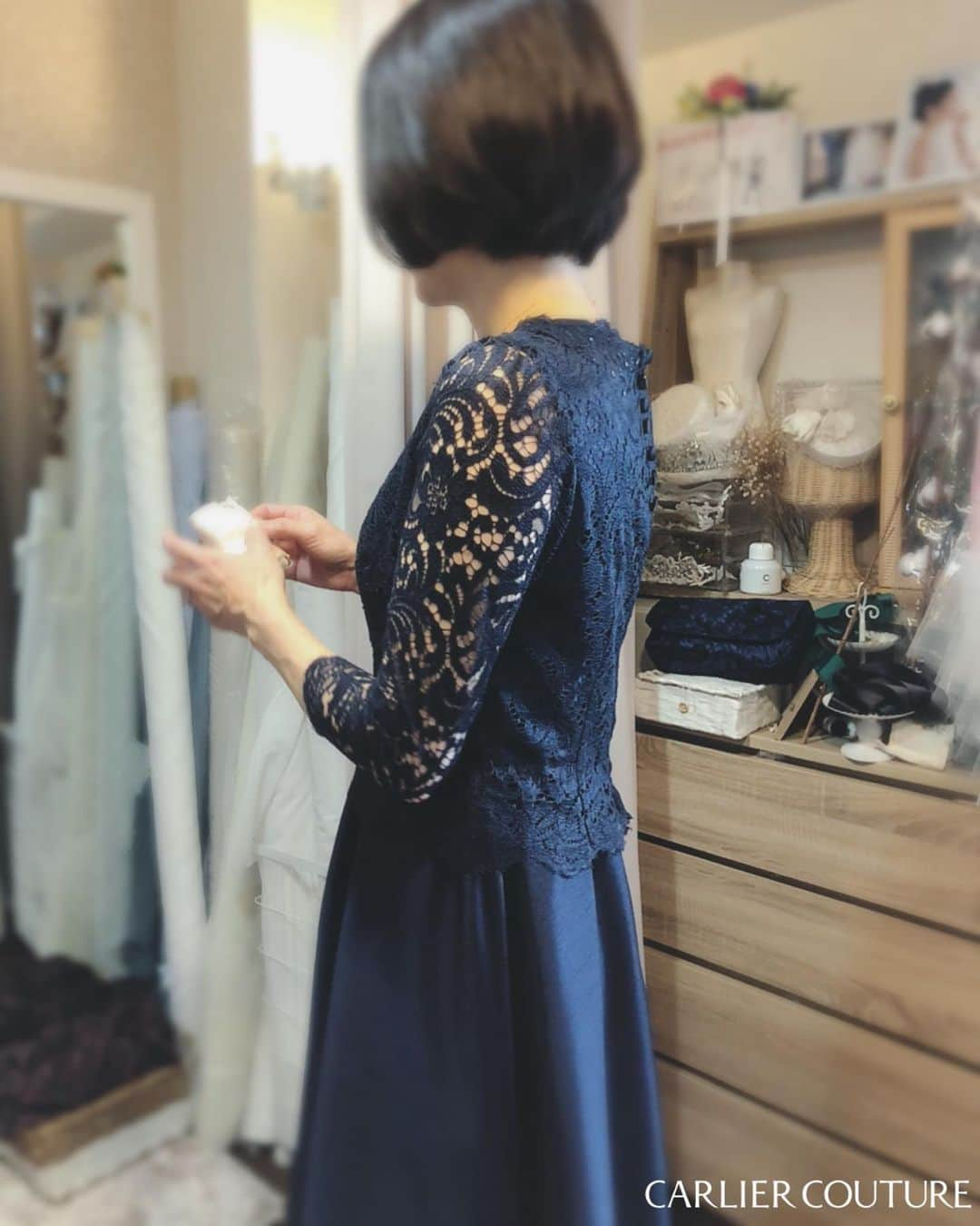 order dress カルリエ クチュールさんのインスタグラム写真 - (order dress カルリエ クチュールInstagram)「. 【Carlier Couture diary】 navy dress for the Bride's mother... 💙 . マザーズドレスのお問い合わせが増えております☺️ . ご新郎のお母様の場合は、 皆さまお一人でお越し頂いておりますが 花嫁さまのお母様方は、お嬢様と いらっしゃることがほとんどです🥰 . 母娘で、大事な日の装いを話し合う時間は、 楽しく賑やかで、暖かな時間です。 . まだご紹介できていないマザーズドレスも多数あるので、HPでも早めにアップしたいところ💦 . ご質問ございましたら、 お気軽にお問い合わせくださいませ。 . ------------------------------------- ✔︎本日のお写真のお母様も、 いつもお嬢様といらして頂いており、 セットアップをとっても素敵にお召し頂きました✨ . レースボレロは花嫁さまのアイテム . …と思われがちですが、 こちらのお母様のように、 カラーで作るのもオススメです◎ . . . . *お客様のお写真の無断転載はお断り致します。 -------------------------------------  🌿2021年花嫁さまのご相談はじまりました！🌿  ✔︎ウェディングドレス、カラードレス ✔︎オーバースカート、レースボレロ ✔︎ワンピース、フォーマル、卒入園アンサンブルetc.  オーダーのご相談、お気軽にお問い合わせください。  ⚠️お問い合わせ、メールでのお見積もり依頼は ご回答までに2日〜3日頂く場合がございます。 DMは気がつかないことが多い為、HPから お問い合わせ頂けますと幸いです。  お手数をおかけ致しますが、 何卒宜しくお願い致します。  -------------------------------------」11月18日 20時49分 - carlier_couture