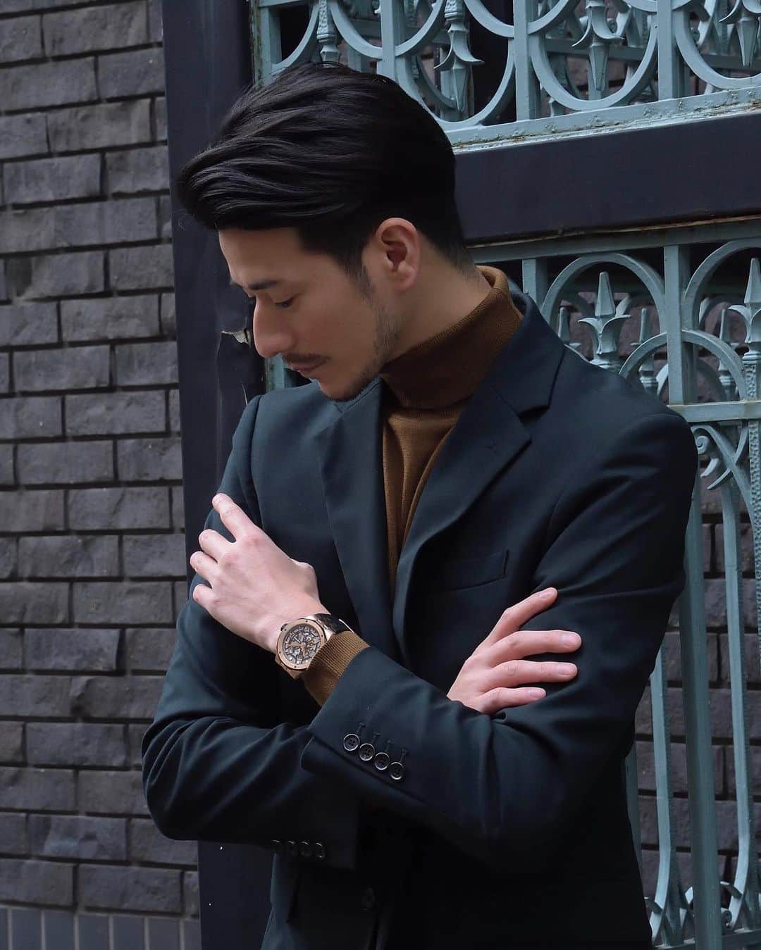 楠ダニエルのインスタグラム：「スイスの時計ブランド、﻿ EDOXさんのモデルをさせていただきました。﻿ ﻿ 歴史あるブランドのモデルを﻿ 務めさせていただけて光栄です😊﻿ ﻿ 時計も品があってとても素敵でした⌚️﻿ ﻿ カメラマンは﻿ ﻿@pacokazu さん ﻿ クールな表情がいいって言ってるのに﻿ ずっと笑わしてくる面白いお方でした😂﻿ ﻿ ﻿ ﻿ @edox_jp﻿ #EDOX﻿ #エドックス﻿ #腕時計 #時計﻿ #デルフィン﻿ #デルフィンメカノ﻿ #Urbandivers﻿ ﻿ ﻿ #モデル#撮影#フリーモデル#フリーランス﻿ #楠ダニエル#メンズファッション#秋コーデ#fashion#mensmodel#Watch#luxury﻿ #model#アラサーチェリー#メンズコーデ#suit」