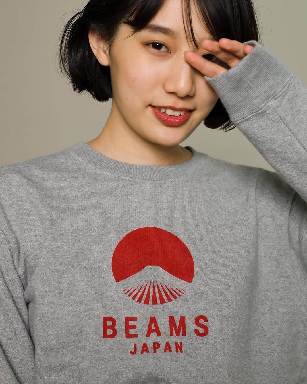 ビームスさんのインスタグラム写真 - (ビームスInstagram)「"日本の洋服" BEAMS JAPAN ORIGINAL CLOTHING  @beams_japan “日本のいま”を表現する BEAMS JAPAN ならではの “洋服”。  @beams_japan #新宿 @beams_japan_shibuya #渋谷 #東急プラザ渋谷 @beams_japan_kyoto #京都 #新風館  ＜BEAMS JAPAN＞オリジナルのコレクションには私たちが伝えたい“いまの日本のファッション”を具現化したスタイルとアイテムが揃います。世界中のあらゆるトレンドや時代感をその時々で取り入れ、独自に進化してきた日本のファッションもまた世界に誇れるカルチャーのひとつだという考えのもと、サイジングやカラーリング、それらが纏う空気感までもいまのベーシックだと捉え、“日本の洋服”として表現しています。コーデュロイのセットアップ、Vネックのスウェット、オーバーサイズのシャツ、ジップアップのパーカー、そして、オリジナルロゴのグラフィックを落とし込んだアイテムまで、そのどれもが、袖を通せばすぐに“いま”を感じられるものばかり。Made in JAPANに拘った＜BEAMS JAPAN＞でしか手にできない一着をぜひ。  アイコンは京都の組紐! ＜BEAMS JAPAN＞のオリジナルコレクションの洋服には、すべてにこちらの組紐が付きます。京都・宇治の＜昇苑くみひも＞に制作を依頼したもので、人と人、モノとモノ、そして縁を結んで福を招く、という想いを、ひとつひとつの洋服に込めています。  詳しくはHPをチェック！ @beams_official ストーリーズハイライト "Features" より https://www.beams.co.jp/special/beams_japan/02/  #beamsjapan #ビームスジャパン #beams #ビームス  #madeinjapan #メイドインジャパン」11月18日 21時03分 - beams_official