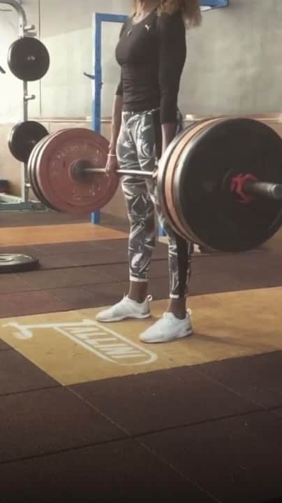 ステラ・アカクポのインスタグラム：「MY PB, 140kg ! ⚡️ #2017   #Storytime 🗣  Ce jour précis, en plein cycle de force, j’étais épuisée et manquais cruellement de motivation.  Mais souvent dans le sport, quand la fatigue nerveuse et physique arrive, c’est l’envie, les défis, la fierté et le caractère qui animent le corps et prennent le dessus ! 🧠   #musculation #fitness #motivation  #sport #workout #training #fitfam #teamshape #fitnessmotivation #muscle #musculationfrance #pumawoman #gym #fitgirl #instafit #lifestyle #body #instagood #fitnessaddict」