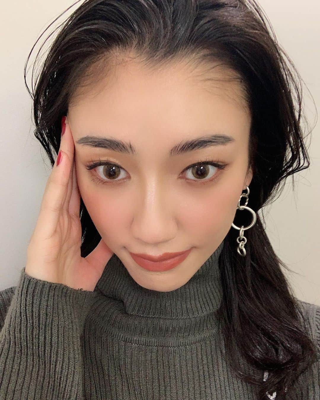 松本優のインスタグラム：「. . @blendajapan_official 撮影続いてます❤️可愛いお洋服に可愛いメイク発信したいことだらけ〜🥺🔥 . 発売日お楽しみに！👏👏👏 . . #blendajapan#shhoting#makeup」