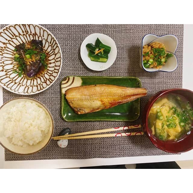 三島ゆかりさんのインスタグラム写真 - (三島ゆかりInstagram)「#ゆかりんご飯 まとめ🍚 ・牛肉とニンニクの芽炒め、厚揚げ、サラダ、わかたまスープ ・ほっけ、茄子の煮浸し、納豆、油揚げとわかめのお味噌汁 ・肉じゃが、サラダチキンめかぶ、冷奴、なめこのお味噌汁 ・キャベツアボカド塩昆布のスパゲッティ、トマトのカプレーゼ風 ・ゴーヤチャンプル、トマトのマリネもずく酢、茄子のお味噌汁 #ゆかりんごgames の撮影をしていて、プレイに行き詰まっているのでインスタの更新をしています🍎🎮😭💦 今夜は中途半端な時間にマクドを食べてしまったので、夜は手抜きして料理は作らずに買ってきたお刺身で食べます😋🐟 そんな日があってもいい💖👍 #ご飯記録 #自炊 #肉料理 #魚料理 #和食 #スパゲッティ #献立 #晩酌はしない派 #家では飲まない #料理好きな人と繋がりたい #三島ゆかり #ゆかりんご #料理 #趣味 #息抜き #ストレス発散 #ゲーム女子 #ゲーム実況 #youtuber #チャンネル登録お願いします #instagood #instalike  #instafood #japanesefood #cooking #cookingram #follow」11月18日 20時59分 - apple340