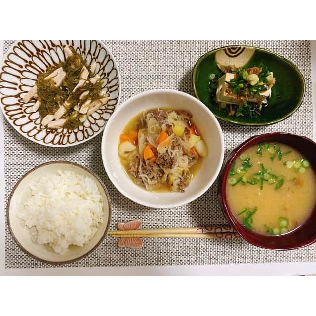 三島ゆかりさんのインスタグラム写真 - (三島ゆかりInstagram)「#ゆかりんご飯 まとめ🍚 ・牛肉とニンニクの芽炒め、厚揚げ、サラダ、わかたまスープ ・ほっけ、茄子の煮浸し、納豆、油揚げとわかめのお味噌汁 ・肉じゃが、サラダチキンめかぶ、冷奴、なめこのお味噌汁 ・キャベツアボカド塩昆布のスパゲッティ、トマトのカプレーゼ風 ・ゴーヤチャンプル、トマトのマリネもずく酢、茄子のお味噌汁 #ゆかりんごgames の撮影をしていて、プレイに行き詰まっているのでインスタの更新をしています🍎🎮😭💦 今夜は中途半端な時間にマクドを食べてしまったので、夜は手抜きして料理は作らずに買ってきたお刺身で食べます😋🐟 そんな日があってもいい💖👍 #ご飯記録 #自炊 #肉料理 #魚料理 #和食 #スパゲッティ #献立 #晩酌はしない派 #家では飲まない #料理好きな人と繋がりたい #三島ゆかり #ゆかりんご #料理 #趣味 #息抜き #ストレス発散 #ゲーム女子 #ゲーム実況 #youtuber #チャンネル登録お願いします #instagood #instalike  #instafood #japanesefood #cooking #cookingram #follow」11月18日 20時59分 - apple340