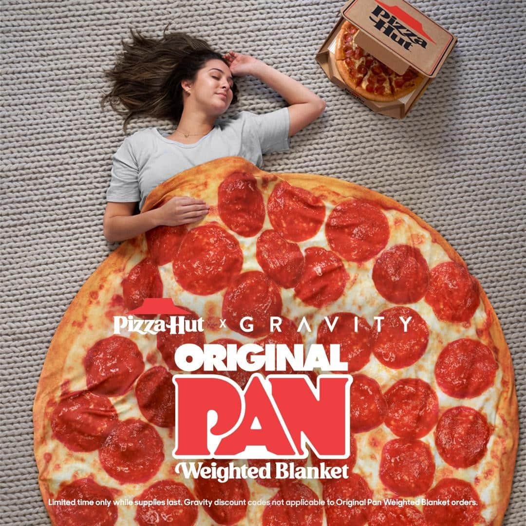 のインスタグラム：「Your dream of eating a pizza underneath a pizza can now be a reality. Cozy up with an Original Pan Weighted Blanket from Pizza Hut and @gravityblankets. But we’ve only got a limited quantity, so don’t get too comfortable yet. 😉 Click the link in our bio to grab yours today.」