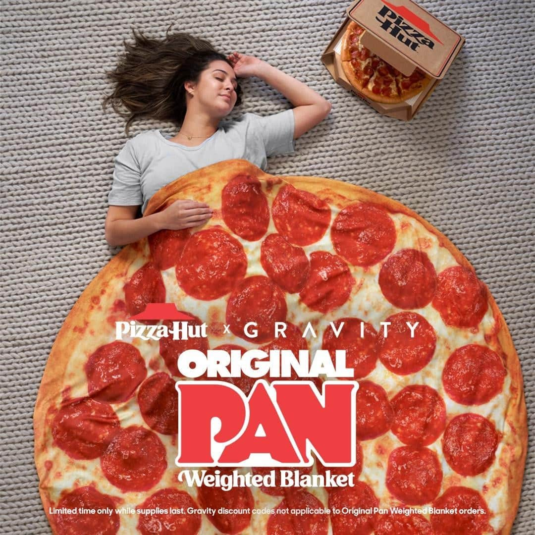 Pizza Hutさんのインスタグラム写真 - (Pizza HutInstagram)「Your dream of eating a pizza underneath a pizza can now be a reality. Cozy up with an Original Pan Weighted Blanket from Pizza Hut and @gravityblankets. But we’ve only got a limited quantity, so don’t get too comfortable yet. 😉 Click the link in our bio to grab yours today.」11月18日 21時00分 - pizzahut