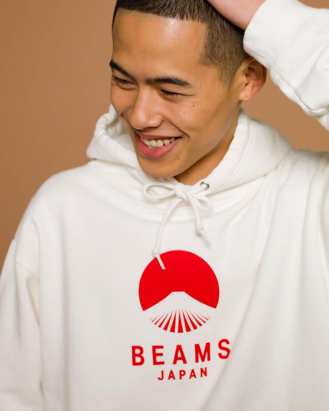 ビームスさんのインスタグラム写真 - (ビームスInstagram)「"日本の洋服" BEAMS JAPAN ORIGINAL CLOTHING  @beams_japan “日本のいま”を表現する BEAMS JAPAN ならではの “洋服”。  @beams_japan #新宿 @beams_japan_shibuya #渋谷 #東急プラザ渋谷 @beams_japan_kyoto #京都 #新風館  ＜BEAMS JAPAN＞オリジナルのコレクションには私たちが伝えたい“いまの日本のファッション”を具現化したスタイルとアイテムが揃います。世界中のあらゆるトレンドや時代感をその時々で取り入れ、独自に進化してきた日本のファッションもまた世界に誇れるカルチャーのひとつだという考えのもと、サイジングやカラーリング、それらが纏う空気感までもいまのベーシックだと捉え、“日本の洋服”として表現しています。コーデュロイのセットアップ、Vネックのスウェット、オーバーサイズのシャツ、ジップアップのパーカー、そして、オリジナルロゴのグラフィックを落とし込んだアイテムまで、そのどれもが、袖を通せばすぐに“いま”を感じられるものばかり。Made in JAPANに拘った＜BEAMS JAPAN＞でしか手にできない一着をぜひ。  アイコンは京都の組紐! ＜BEAMS JAPAN＞のオリジナルコレクションの洋服には、すべてにこちらの組紐が付きます。京都・宇治の＜昇苑くみひも＞に制作を依頼したもので、人と人、モノとモノ、そして縁を結んで福を招く、という想いを、ひとつひとつの洋服に込めています。  詳しくはHPをチェック！ @beams_official ストーリーズハイライト "Features" より https://www.beams.co.jp/special/beams_japan/02/  #beamsjapan #ビームスジャパン #beams #ビームス  #madeinjapan #メイドインジャパン」11月18日 21時02分 - beams_official