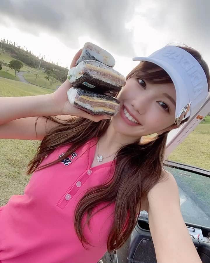 のインスタグラム：「おはようございます☀️ 沖縄にきてます😆  少し派手な色のゴルフウェアを きてみました〜💘    沖縄でほんの少しだけ調子🏌️‍♀️を取り戻してきたかも(⁎˃ᴗ˂⁎)♡♡  でも動画はスパムおにぎりの動画しかないです(゜▽゜)ﾅﾝﾃﾞ ゴルフ場で食べるおにぎりってなんで こんなにも美味しいの〜❔ 世界で1番おにぎりが好き🤤🍙  みなさんの大好物教えてくださーい🤤🤤🤤❤  #ゴルフ女子 #ゴルフウェア #ゴルフ好きな人と繋がりたい #ゴルフ女子と繋がりたい #ゴルフ初心者 #沖縄ゴルフ #100切り #おにぎり  #パーリーゲイツ #アディダス」