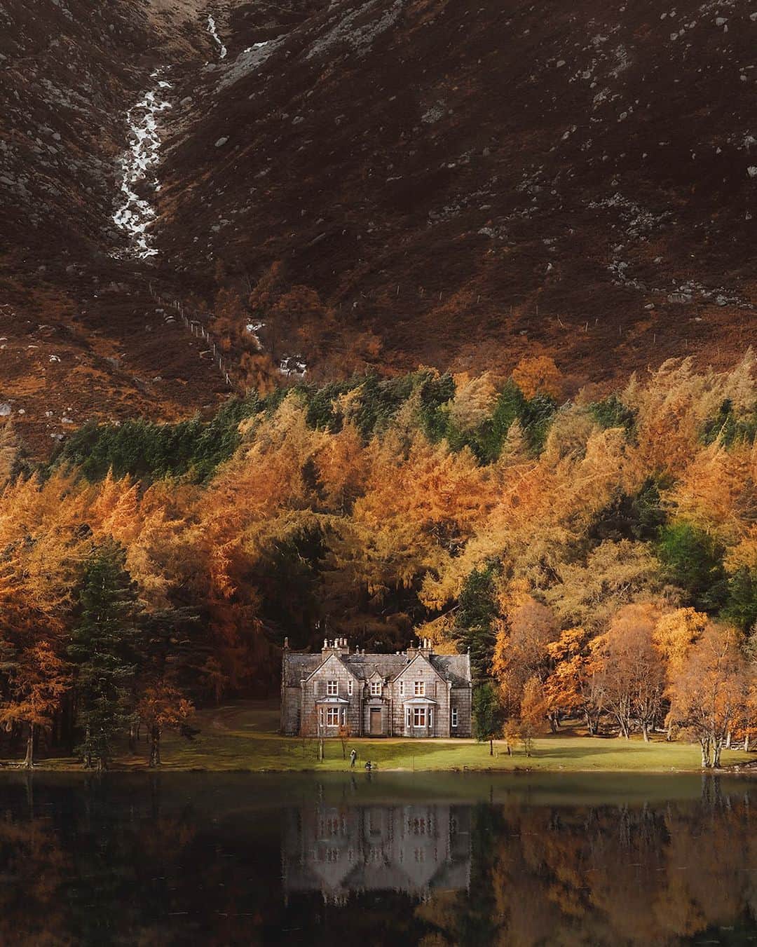 MR PORTERのインスタグラム：「And that’s a wrap from MR PORTER’s wilderness retreat in the Scottish Highlands. This is the place that Queen Victoria liked to escape to, to pause and ponder the vastness of nature in peace. And what a spot to do so. All that’s left to say is: where would you like us to take you next? Let us know in the comments.  Photography by @leighbrun  #MRPORTERinthewilderness」