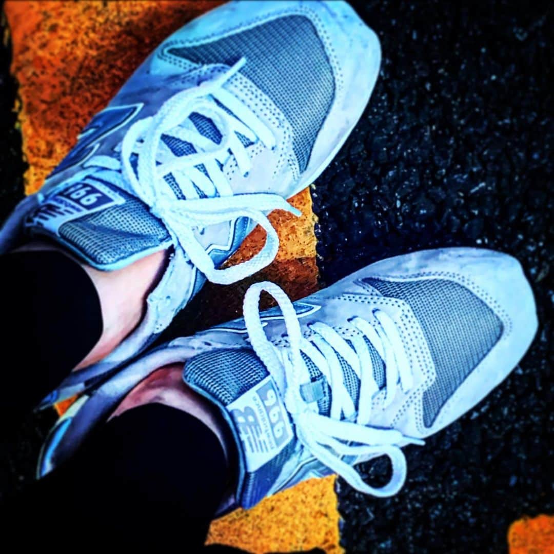 のインスタグラム：「初めて買ったニューバランス。 歩きやっす。 #newbalance」