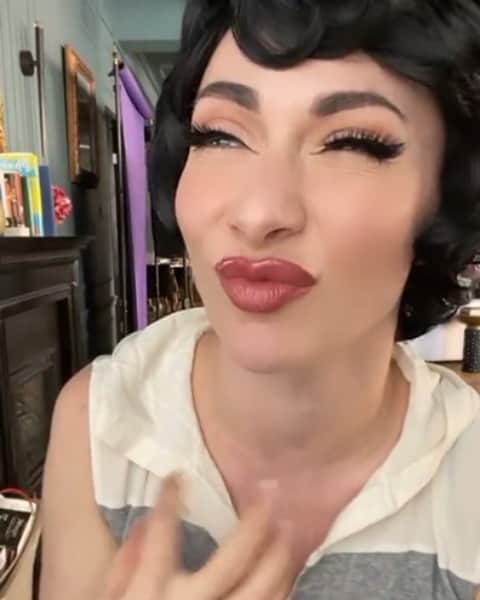 カーミンのインスタグラム：「dropping the knowledge in a $7 wig」