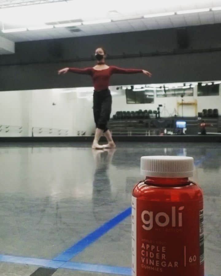 Lily Saito (齊藤莉理)のインスタグラム：「Turning on a Wednesday with the support of my @goligummy ! Now this isn't sponsored y'all lol, I'm speaking TRUTH here! • We all know the benefits of including Apple Cider Vinegar into our diets (helps support immune system, heart health, weight loss, gut health, etc) but the taste of the vinegar is just AWFUL! 🤢 With Goli, you can get your daily dose of ACV without the taste of the vinegar. I've been taking one a day everyday the last month and I've seen an improvement in my energy levels and I have been able to stay healthy during these times + flu season!  • For my vegans out there, this is also a great way to get your B12 vitamins in daily with additional benefits of other vital nutrients.  • Use my promo code: lilysaito at checkout for 10% off your entire order. (There is also a buy 4 get one free offer going on right now for the Holidays!) Try it and see how it will improve many areas in your well-being. ♥️ #GoliGummy #GoGoli #AllDayEveryday  https://go.goli.com/lilysaito」