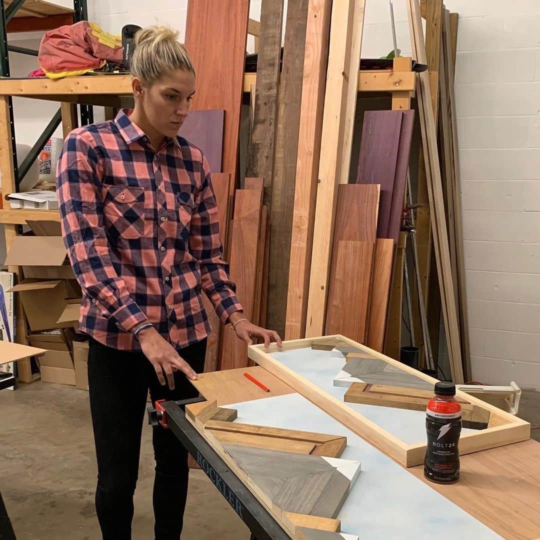 エレーナ・デレ・ダンさんのインスタグラム写真 - (エレーナ・デレ・ダンInstagram)「Outside of basketball, I find hobbies that allow me to relax while staying mentally focused. With woodworking, I’m able to separate myself from the court so I’m rejuvenated for game-time. @BOLT24 is my go-to drink when I’m off the court and I’m excited to participate in the #23HourChallenge to show you guys my life when I’m not training and how I stay ready 24/7.」11月19日 6時39分 - de11edonne