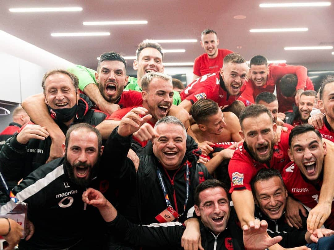 エトリト・ベリシャのインスタグラム：「Urime te gjithe 🦅 🔴⚫」