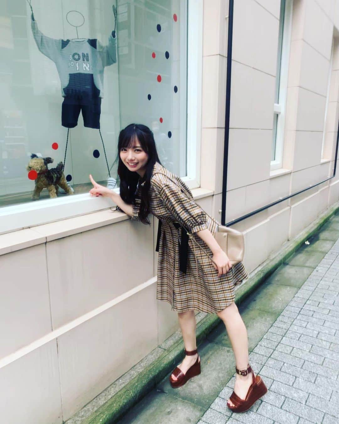 齊藤京子さんのインスタグラム写真 - (齊藤京子Instagram)「【オフショット】 先行カットでお見せした銀座デートの様子です📱💫 SHOWROOM配信でも着ていたレトロなワンピ👗が劇的に似合っちゃうきょんこ🍜❣️ こんな彼女と銀座で待ち合わせってちょっと想像してみてください…❤️ もうにやにやがとまりませんね…？😏  #齊藤京子1st写真集 #齊藤京子  #日向坂46 #きょんこしか勝たん #Kyonstagram 👸💕  📢動画バージョンをTwitterでアップしています👍」11月19日 6時44分 - kyoko1st