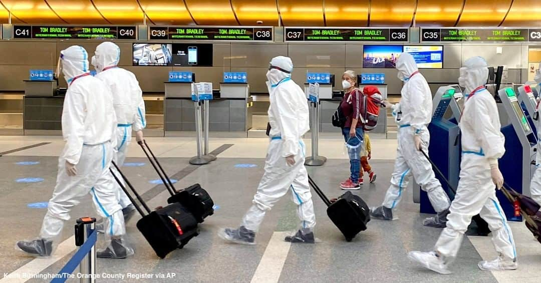 ABC Newsさんのインスタグラム写真 - (ABC NewsInstagram)「Travelers look on as airline crew members wearing full personal protective equipment walk through a terminal at LAX. #airlines #flying #covid19 #coronavirus #lax」11月19日 6時57分 - abcnews