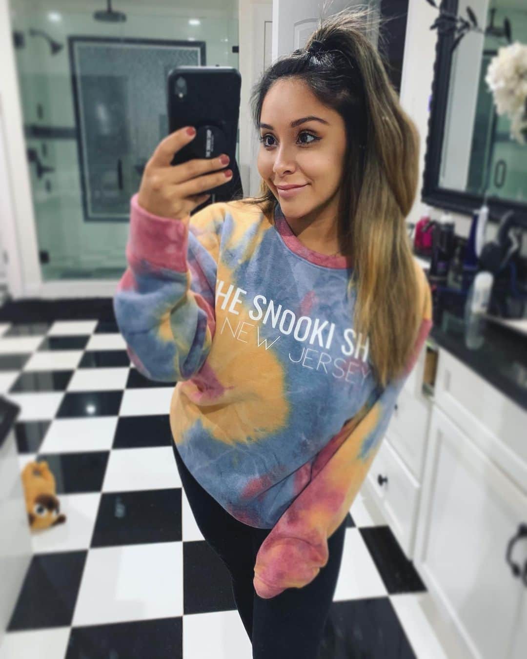 ニコール・ ポリッツィのインスタグラム：「COZIES 🖤🥰 shop our comfy cozies this holiday season 🖤 @thesnookishop #thesnookishop」