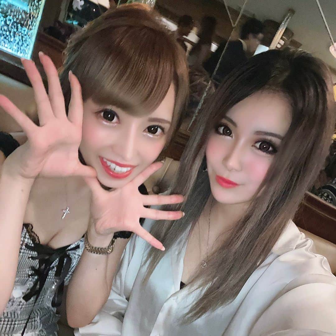 のインスタグラム：「可愛い女の子と会えたので嬉しい😆💖  りーたん🌟著名人のご主人様🤴 ひかちゃんありがとう💖  #メイドカフェ#プティパルフェ#住吉#アールズカフェ#経営者#錦#キャバクラ#名古屋#住吉#YouTube#17LIVE」