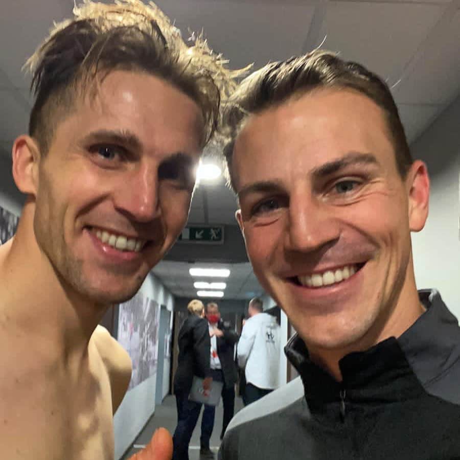 ヘルタ・ベルリンのインスタグラム：「Und ab jetzt wieder gemeinsam für 🔵⚪️! Unsere Ehrenmänner. 🤝😍  #Pekarik #Darida #NationsLeague #HerthaInternational #HaHoHe #HerthaBSC」