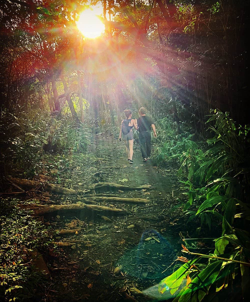 ナターシャ・ピュリッチのインスタグラム：「Would do anything for a hug and a couple dad jokes... #maui #virtualhugsarentenough」