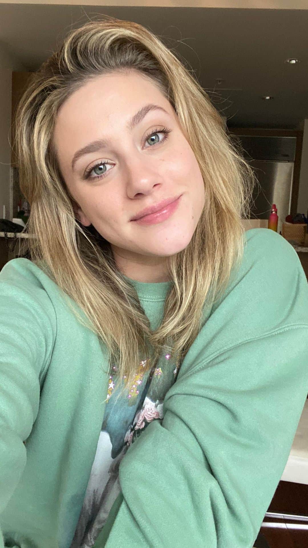 リリ・ラインハルトのインスタグラム：「310-356-9288 🌸 thank you to all of the fans who have given me so much joy and love over the years. Send me a message 📱 (US and CANADIAN numbers only at the moment)」