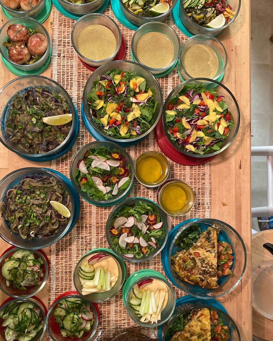 エマニュエル・シュリーキーのインスタグラム：「Day 6 of @drmarkhyman ‘s 10 day reset!!! Beautiful nourishment by @mikaelareuben and @sophiamacken  I start the day with the #Pagenshake, that really holds me over and doesn’t bloat me. I find a lot of protein powders do.. additionally I am craving sugar way less, and generally speaking feel really good! Tho I am a healthy eater (most) of the time, and generally plant based (most) of the time, I find our bodies change and want different things at different times. This reset was exactly what I needed to kickstart my system again, discover some amazing new recipes and eat the rainbow like I never have before! I will post again on day 10! #tonsofveggies #nourishyourbody #10dayreset #grainfree #sugarfree #dairyfree」