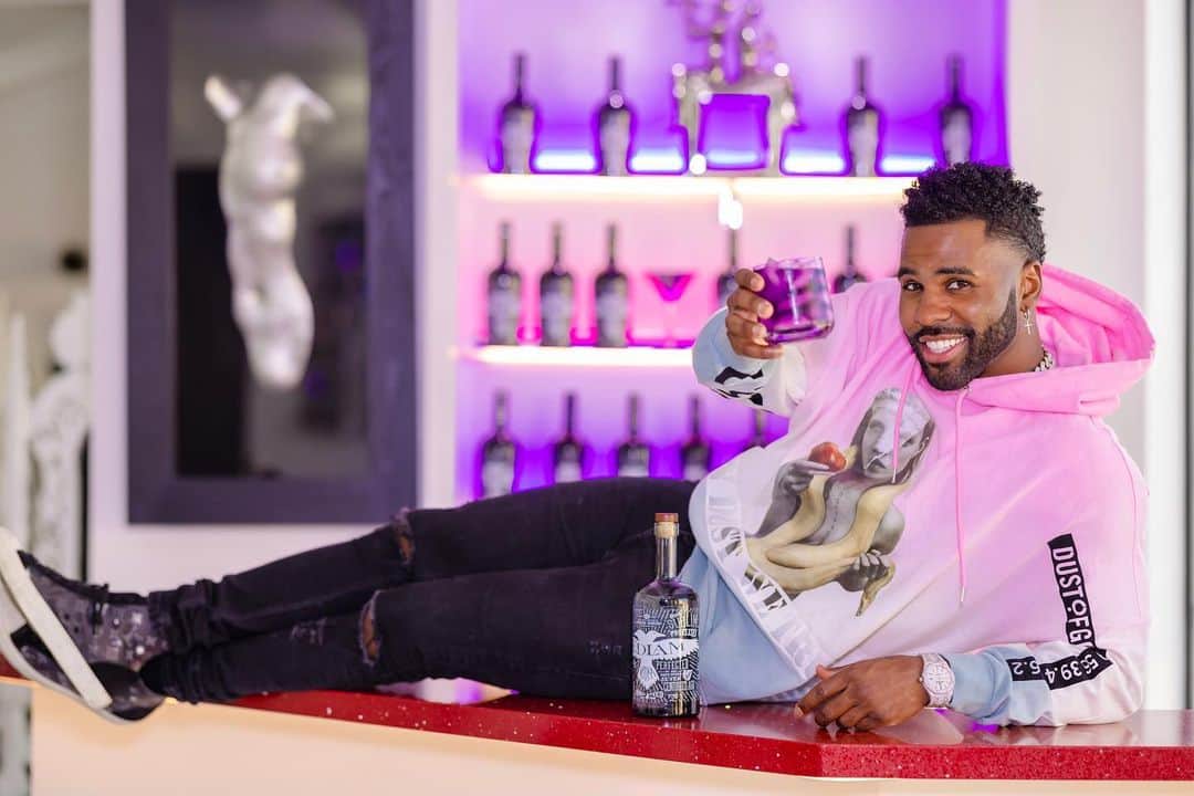 ジェイソン・デルーロのインスタグラム：「Big announcement! I’ve partnered with @bedlamvodka and we launch nationally 12/4. Link in bio to preorder your Bedlam today!」